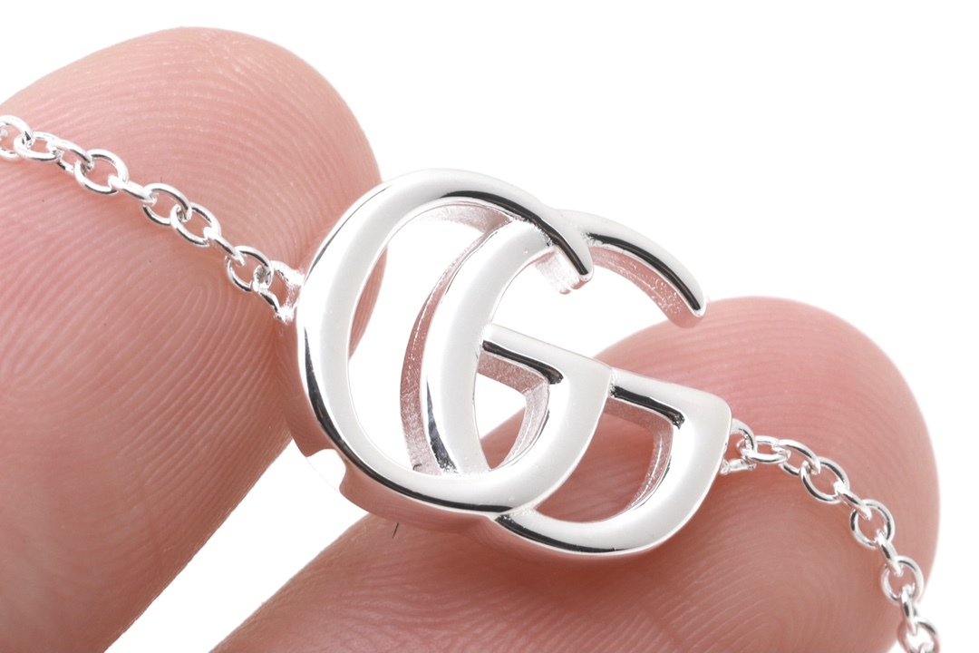 Gucci ダブルG シルバー ブレスレット 花のチャーム付き