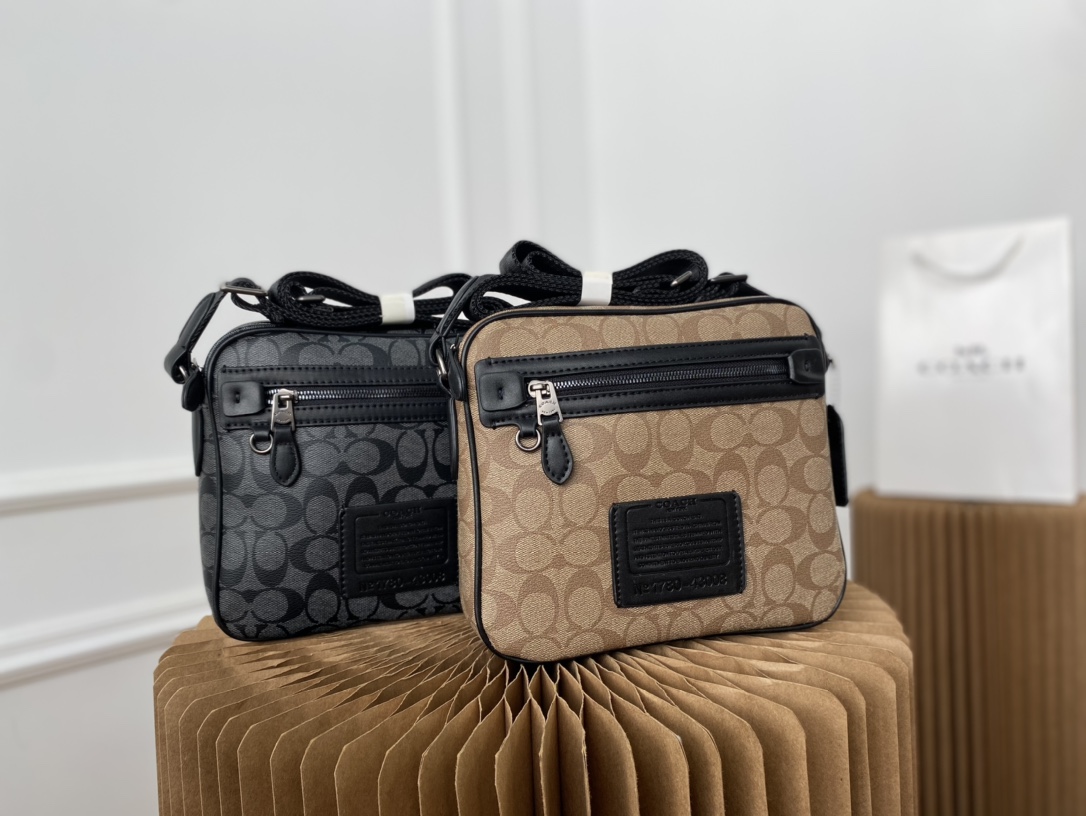 J0  Coach 蔻驰   印花飞行员印花手袋 男士单肩斜挎包 采用精湛镶嵌细工，经典百搭 实物拍摄 配送小票防尘袋 20 x 23 cm。