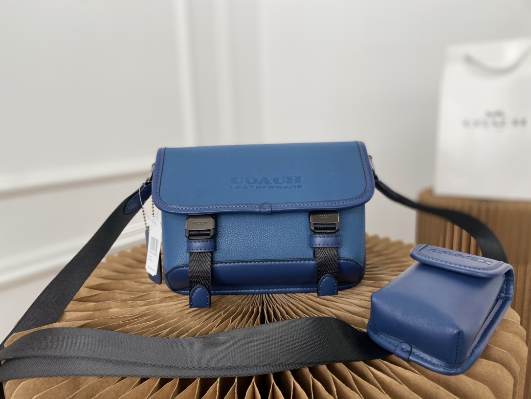 J5  Coach 蔻驰   LEAGUE 翻盖印花二合一手袋 男士单肩斜挎包 采用精湛镶嵌细工，经典百搭 实物拍摄 配送小票防尘袋 折叠盒 20 x 17 cm。  Coach 蔻驰   LEAGUE 翻盖印花二合一手袋 男士单肩斜挎包 采用精湛镶嵌细工，经典百搭 实物拍摄 配送小票防尘袋 折叠盒 20 x 17 cm。