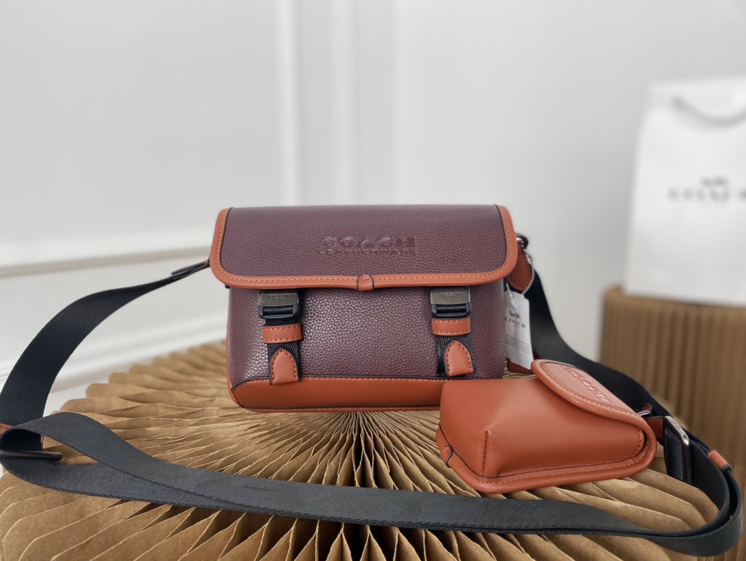 J5  Coach 蔻驰   LEAGUE 翻盖印花二合一手袋 男士单肩斜挎包 采用精湛镶嵌细工，经典百搭 实物拍摄 配送小票防尘袋 折叠盒 20 x 17 cm。