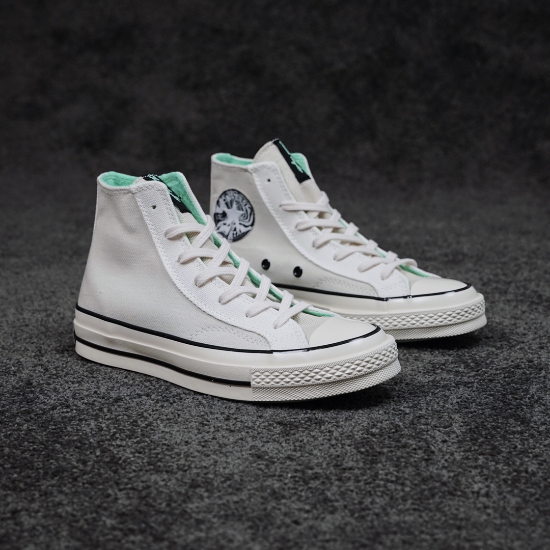 G0  Converse Chuck 70s官方新款 夏季新品 拼接白绿撞色帆布鞋匡威70s新配色来喽，这个颜色也太高级了吧，浅灰色和白色的拼接色内里透出淡淡的果绿色，上脚简直不要太哇塞啦质感拉满 环保系列 超级百搭