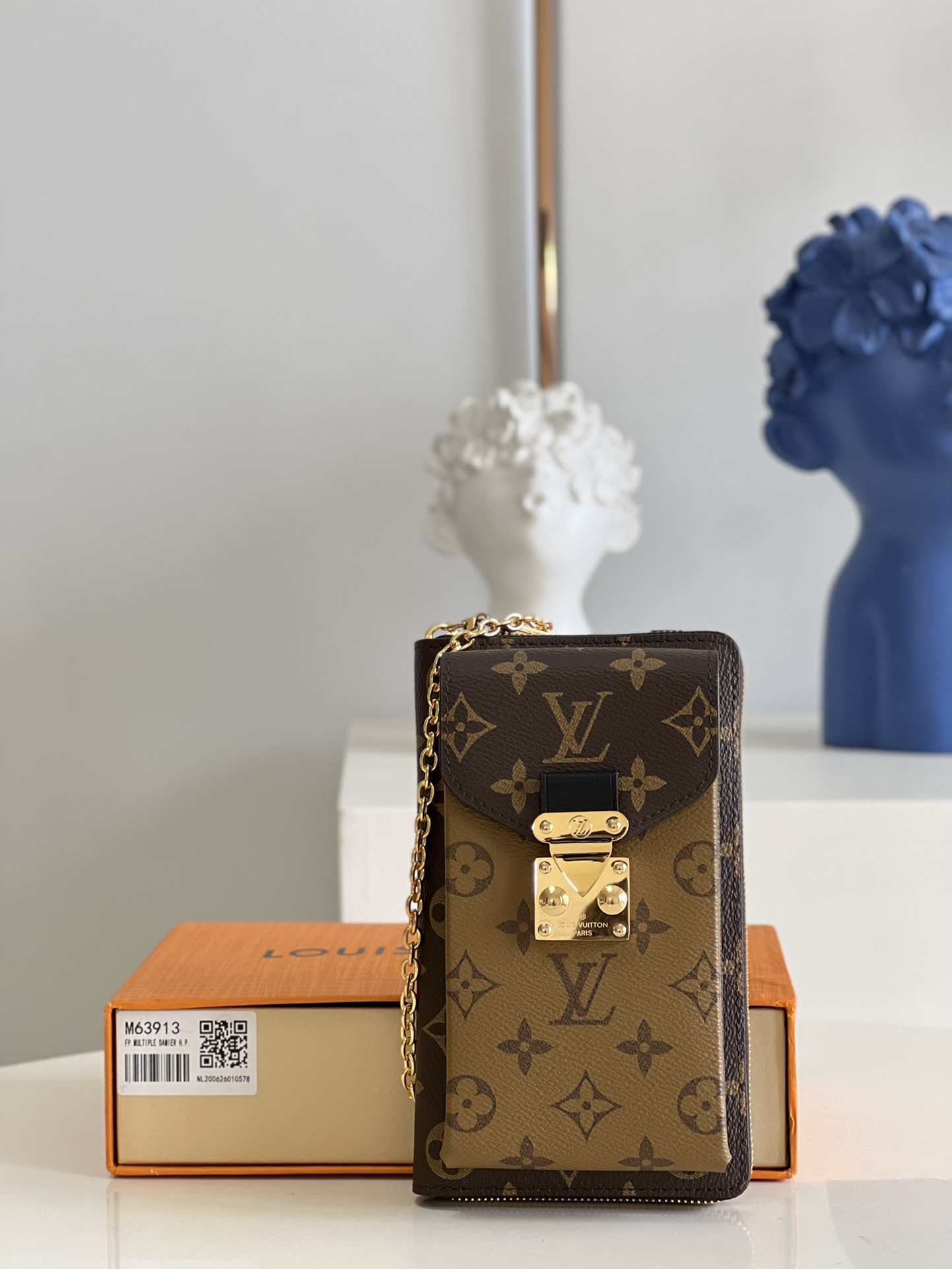 NO:398930,【Exclusive real photo M63913 yellow flower】chain mobile phone bag series TRUNK VERTICAL chain bag This Trunk Vertical chain bag interprets the design style of the Essential Trunk handbag in a vertical shape. Made of Monogram canvas and calfskin, it restores the key details of the Louis Vuitton suitcase, including reinforced box corners, S-shaped locks and Malletage pattern on the inner bag. It is equipped with removable and adjustable shoulder straps. Size 11 x 19 x 3.5 cm Z.,LV [original leather],louis vuitton,louis vuitton,cowhide19860909【独家实拍M63913黄花】链条手机包系列 TRUNK VERTICAL 链条包 此款Trunk Vertical 链条包以竖版造型演绎Essential Trunk 手袋的设计风格.由Monogram帆布和小牛皮制成,还原路易威登旅行箱的关键细节,包括加固的箱角、S形锁扣和内袋上的Malletage花纹.配有可拆卸、可调节肩带.尺寸11 x 19 x 3.5 厘米 Z.,LV【原厂皮】,louis vuitton,louis vuitton,cowhide,Bag