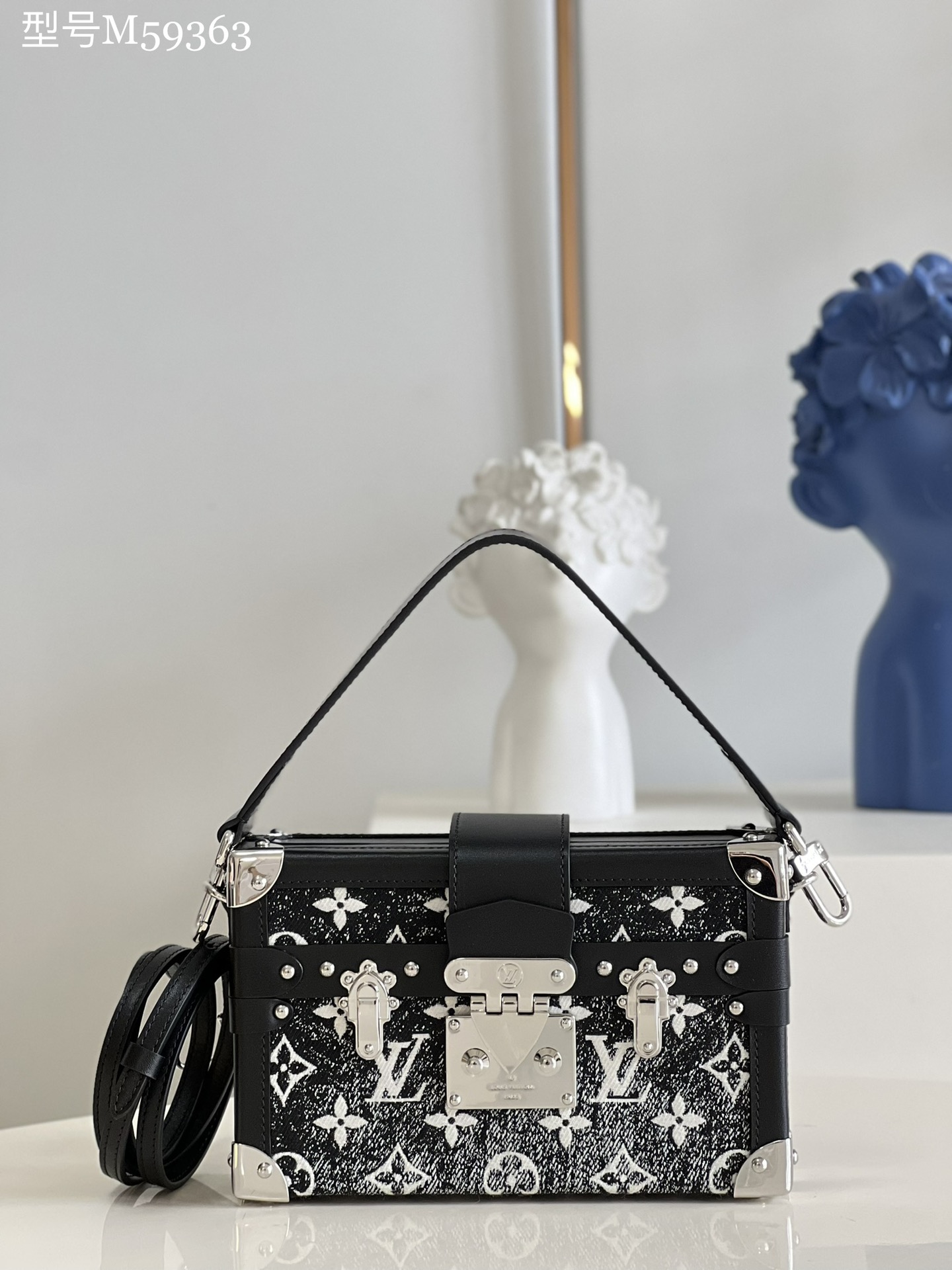 NO:398933,【Exclusive real photo M59363】This Petite Malle handbag is presented in faded jacquard denim Monogram pattern with metal locks and trims, with smooth cowhide, exquisitely crafted, cute and charming 'pocket hard box', which is a day and night companion. It can be used as a clutch or cross-body shoulder with adjustable shoulder straps. Size 20 x 12.5 x 6 cm (length x height x width) Y.,LV【original leather】,louis vuitton,handbag,cowhide19860909【独家实拍M59363】本款Petite Malle 手袋以褪色提花丹宁布呈现 Monogram 图案搭配金属锁扣与饰件,配有光滑牛皮革饰边,做工精良、可爱迷人的“袖珍硬箱”,由日入夜的随身伴侣.可作手拿包,也可通过可调节肩带斜挎肩背.尺寸20 x 12.5 x 6 厘米 (长度 x 高 x 宽) Y.,LV【原厂皮】,louis vuitton,handbag,cowhide,Bag