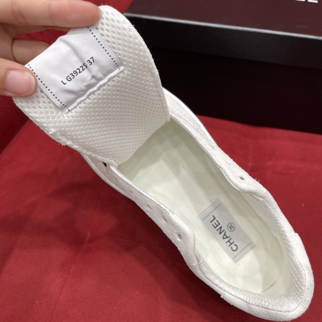 chanel香奈儿   经典的版型搭配深灰色鞋底2022新版熊猫鞋