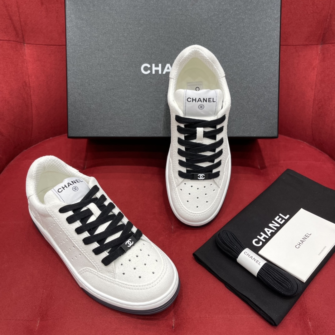 chanel香奈儿   经典的版型搭配深灰色鞋底2022新版熊猫鞋