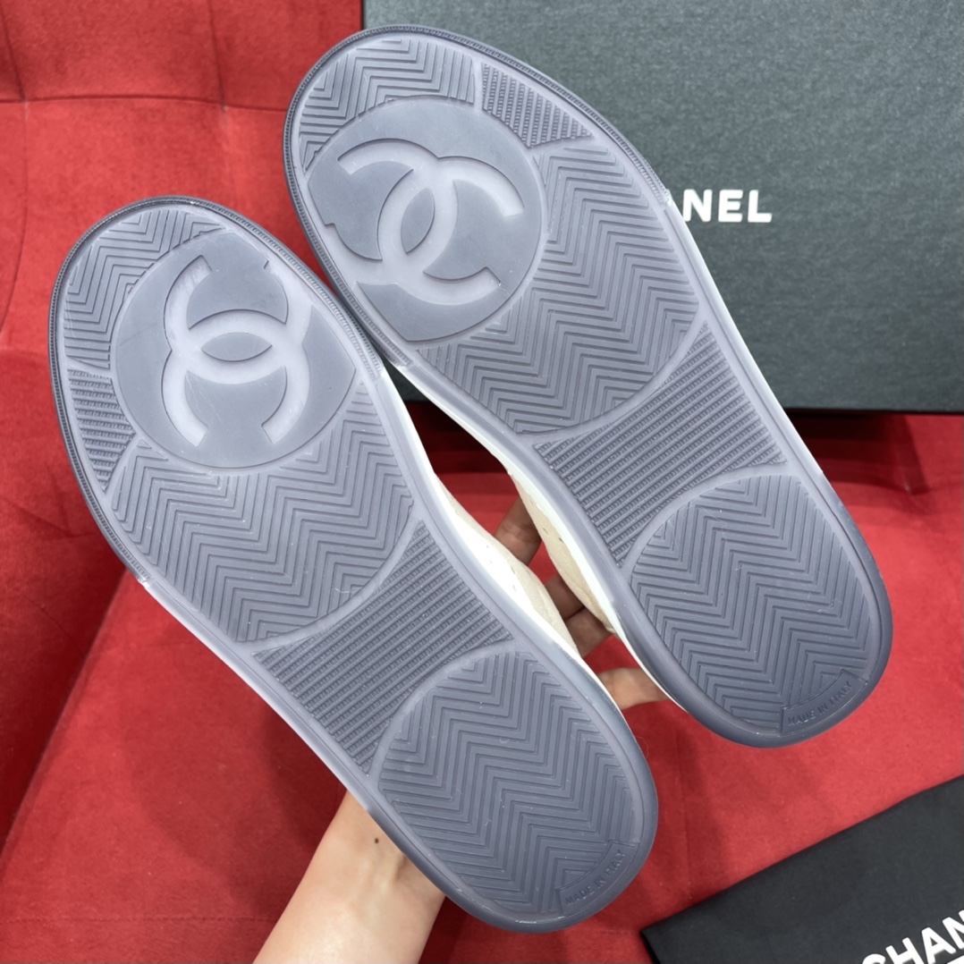 chanel香奈儿   经典的版型搭配深灰色鞋底2022新版熊猫鞋