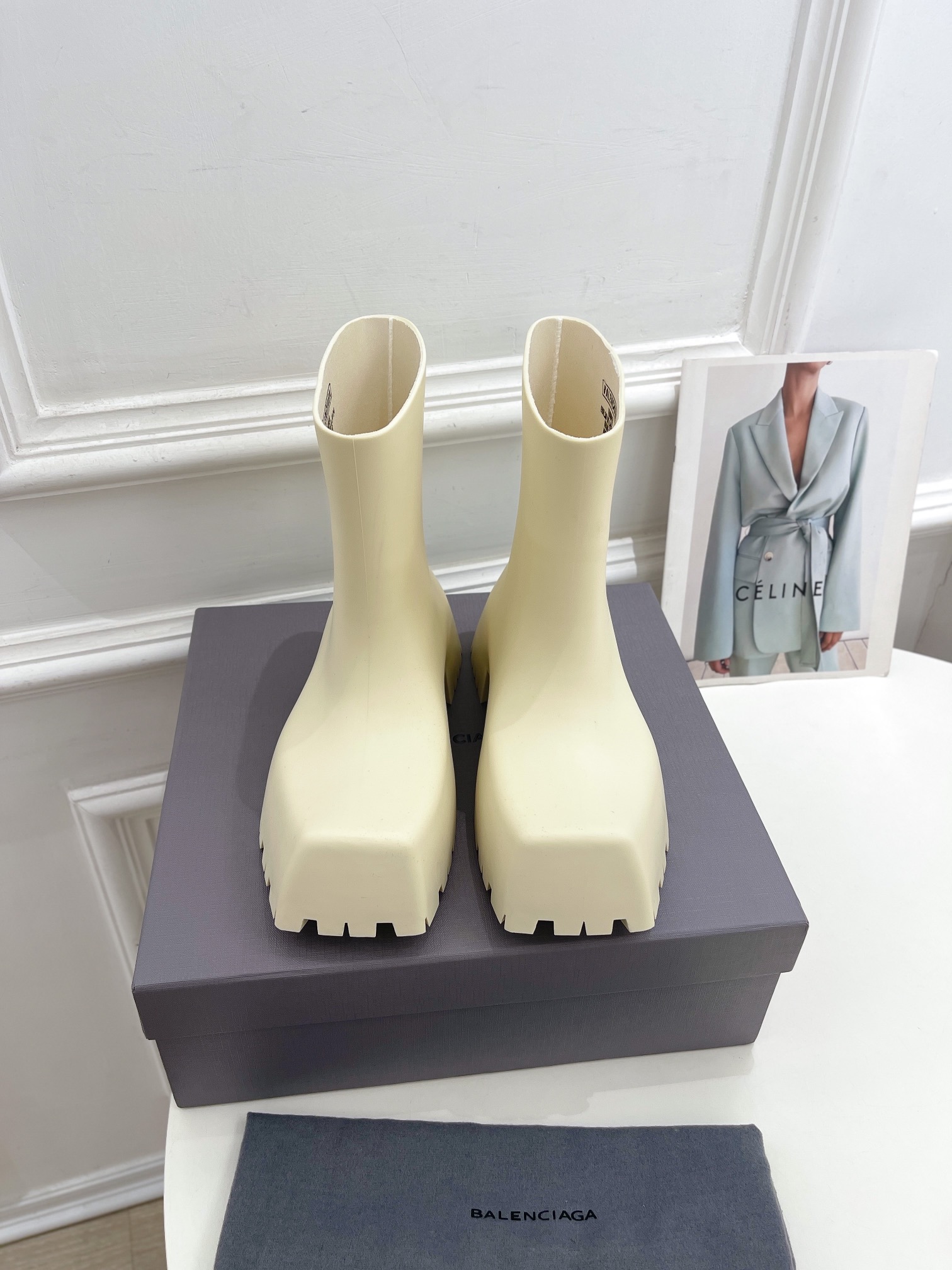 Balenciaga ｜ Balenciaga 𝟐𝟎𝟐𝟐 ˢˢ ⭐️Recomendación de hoy Las últimas botas de lluvia con punta cuadrada y suela grues…