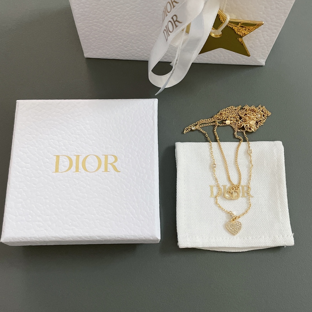 NO:632443,88180 [cd Double Layer Full Diamond Love Necklace] Z, it is really beautiful. All the diamonds used in Tianji are not white diamonds, but SilverShadow. There is a deep gray texture in the silver. The low-end version on the market uses white diamonds as shown in the picture. It is completely wrong. You can see it at a glance!  We unanimously agree to Z, and all the crystals from Austria are specially customized to ensure that each boss can truly experience the enjoyment of several thousand dollars. Devil, devil, I am the devil. I can only say that for us, the craftsmanship of jewelry can completely achieve 99.99, and the remaining 0.01 is left to yourself. Don’t be too proud, you can be very happy.  We are proud to say that even if others buy Z, they can't achieve our craftsmanship 100%. We are not afraid to compare because all our masters are goldsmiths. Every hardware accessory is magnified countless times under a microscope and polished one by one. It is completely based on the spirit of making atomic bombs to make jewelry products. Louis  vuitton,versace,necklace,cardia high-end jewelry1986090988180【cd双层满钻爱心项链】Z ,真心美出了天际所有用钻都不是白色钻的,而是SilverShadow,银色里边透着深邃的灰色质感,市面low版看图做的全部用白色钻完全不对,一眼就可以看出来！我们一致致Z,全部从奥地利特别定制回来一致致Z的水晶,确保给每位大佬真正体验到Z大几千的享受,魔鬼,魔鬼,我就是魔鬼,只能说,饰品类的工艺现在对于我们来说,完完全全能做到99.99,剩下0.01留给自己别太骄傲,可以很自豪的说,别人就算有买Z,也百分百做不到我们的工艺,不怕去对比因为我们所有的师傅都是做开金货的师傅,每一个五金配件都是在显微镜下,放大无数倍,一一抛光打磨而成,完完全全就是秉着造原子弹的精神,来做饰品类的货,,louis vuitton,versace,necklace,卡迪亚高端饰品,Jewelry