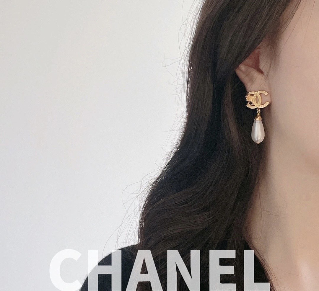 Chanel 高品质细节如图【香双c金狮吊水滴珠耳钉】Z4100