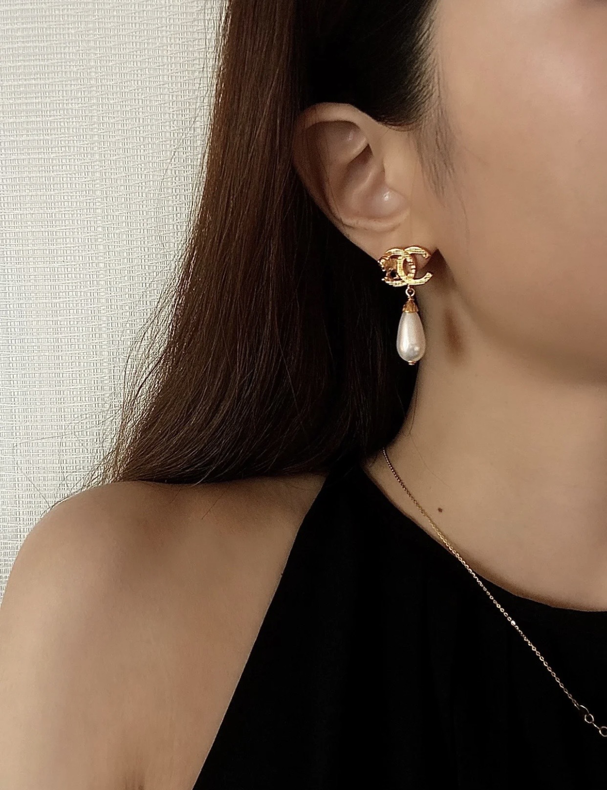 Chanel 高品质细节如图【香双c金狮吊水滴珠耳钉】Z4100