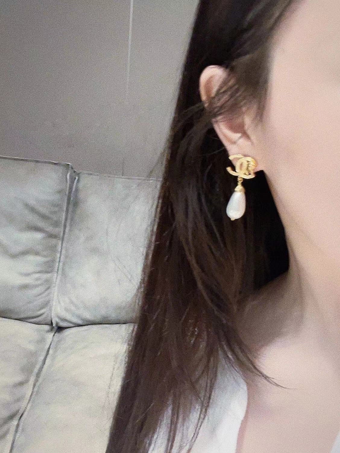Chanel 高品质细节如图【香双c金狮吊水滴珠耳钉】Z4100