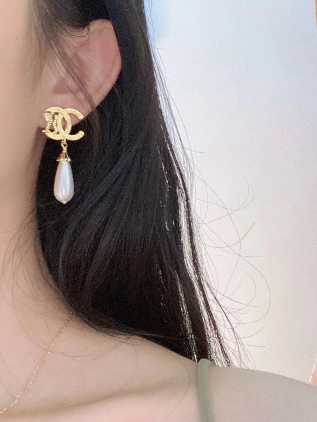 Chanel 高品质细节如图【香双c金狮吊水滴珠耳钉】Z4100