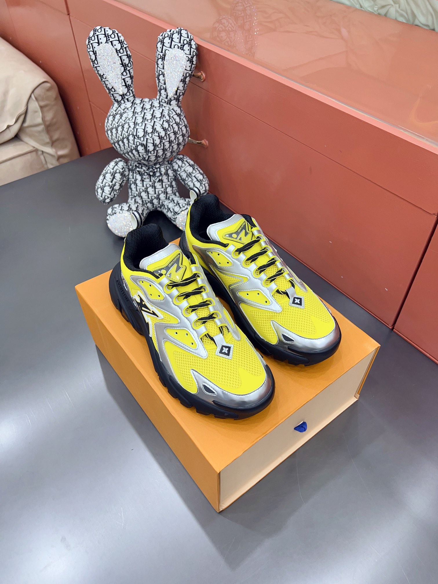 NO:164030,10 colors top-notch version of football outdoor running shoes. Louis Vuitton spring and summer men's clothing show is launched. Sneakers, which use lightweight technology fabric to set off Monogram's abstract interpretation of florals, supplemented by the streamlined design of football shoes, grid fabric mixed with cowhide leather, interpreting the design essence of running shoes; reflective floral embellishment sides, comfortable and lined collar, soft technology lining and light rubber outsole to perfect the overall tpu outsole and tread: 38-45 46 customized, ultimate cost-effective., casual shoes/sports shoes, louis vuitton, sneakers, cowhide1986090910色全顶级版足球户外跑鞋 路易威登春夏男装秀场推出 运动鞋,以轻盈科技面料烘托 Monogram 花卉的抽象演绎,辅以足球鞋的流线型设计, 网格织物混合牛皮革,诠释跑鞋的设计精髓； 反光 花卉点缀侧面,舒适加衬鞋领、柔软科技内衬和轻盈橡胶外底完善整体 tpu外底和胎面 : 38-45 46定做 极致性价比.,休闲鞋/运动鞋,louis vuitton,sneakers,cowhide,Women's Shoes