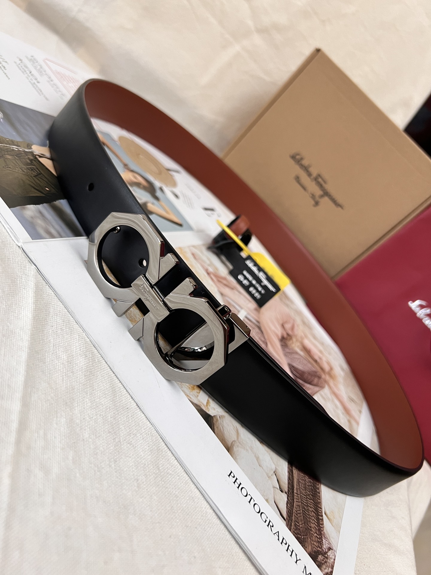 Ferragamo皮带经新意诠释,点缀机械数码风Gancio扣饰,风格前卫吸睛这款双面可调式皮带呈现两种质感,磨光金属Gancini扣饰闪亮如星辰,与几何八边形轮廓相得益彰,释放现代时尚魅力,正是风格现代的经典款式3.5宽