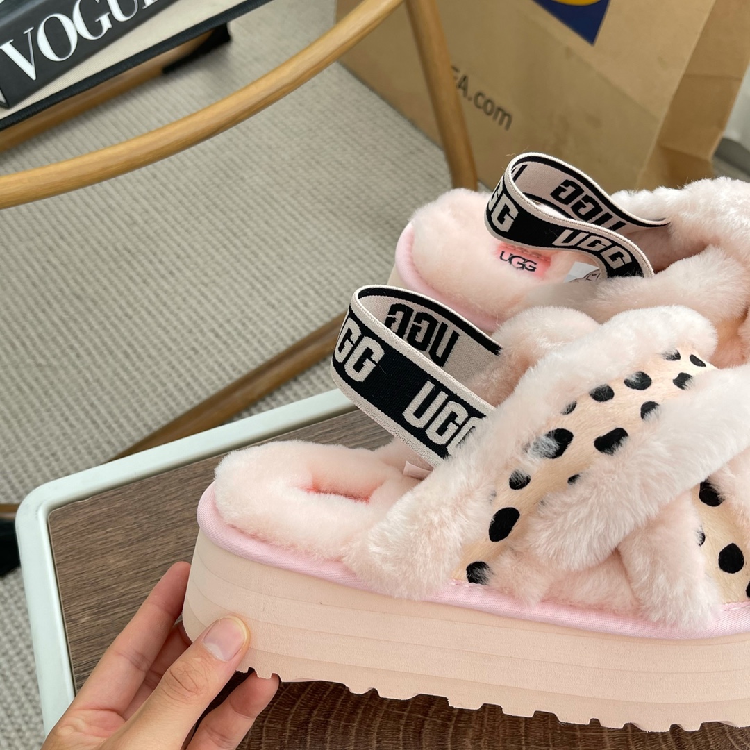 ✅ugg迪斯科 
💫白鹿同款.
💫后跟logo强力束带～穿脱方便
💫Eva松糕鞋底、8色
size：35