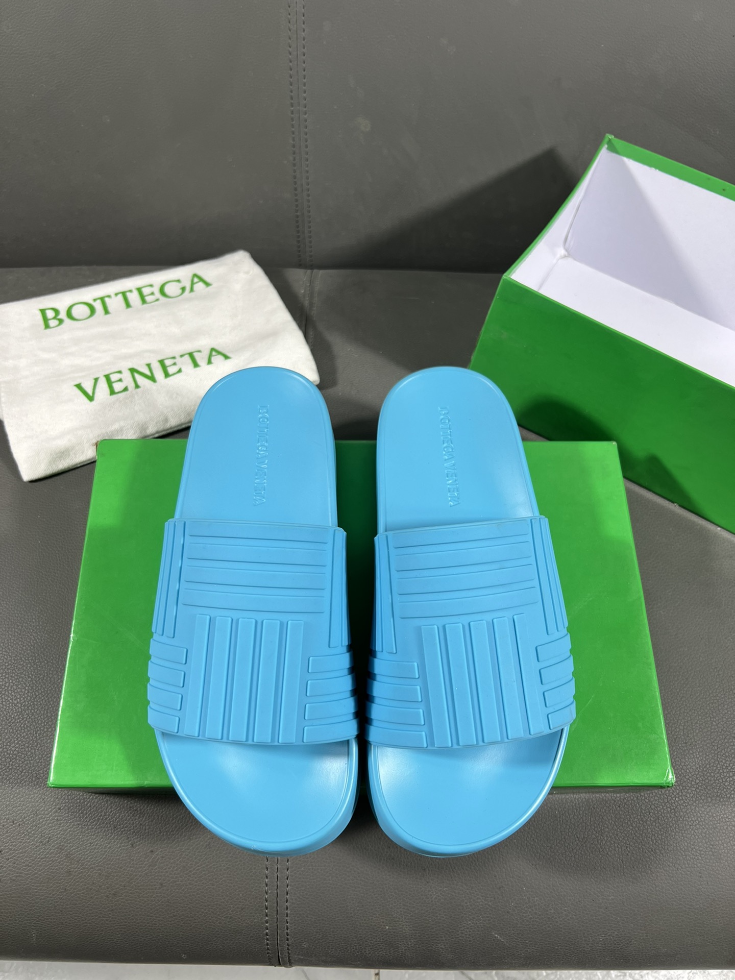 I0 Bottega Veneta 宝缇嘉潮流情侣款拖鞋上市 官网同款 专柜品质   精选橡胶面料 高档大气 性价比超高款 原版耐磨橡胶大底 做工精细 用料上层 品质看得见 鞋码:35-449⃣️色可选