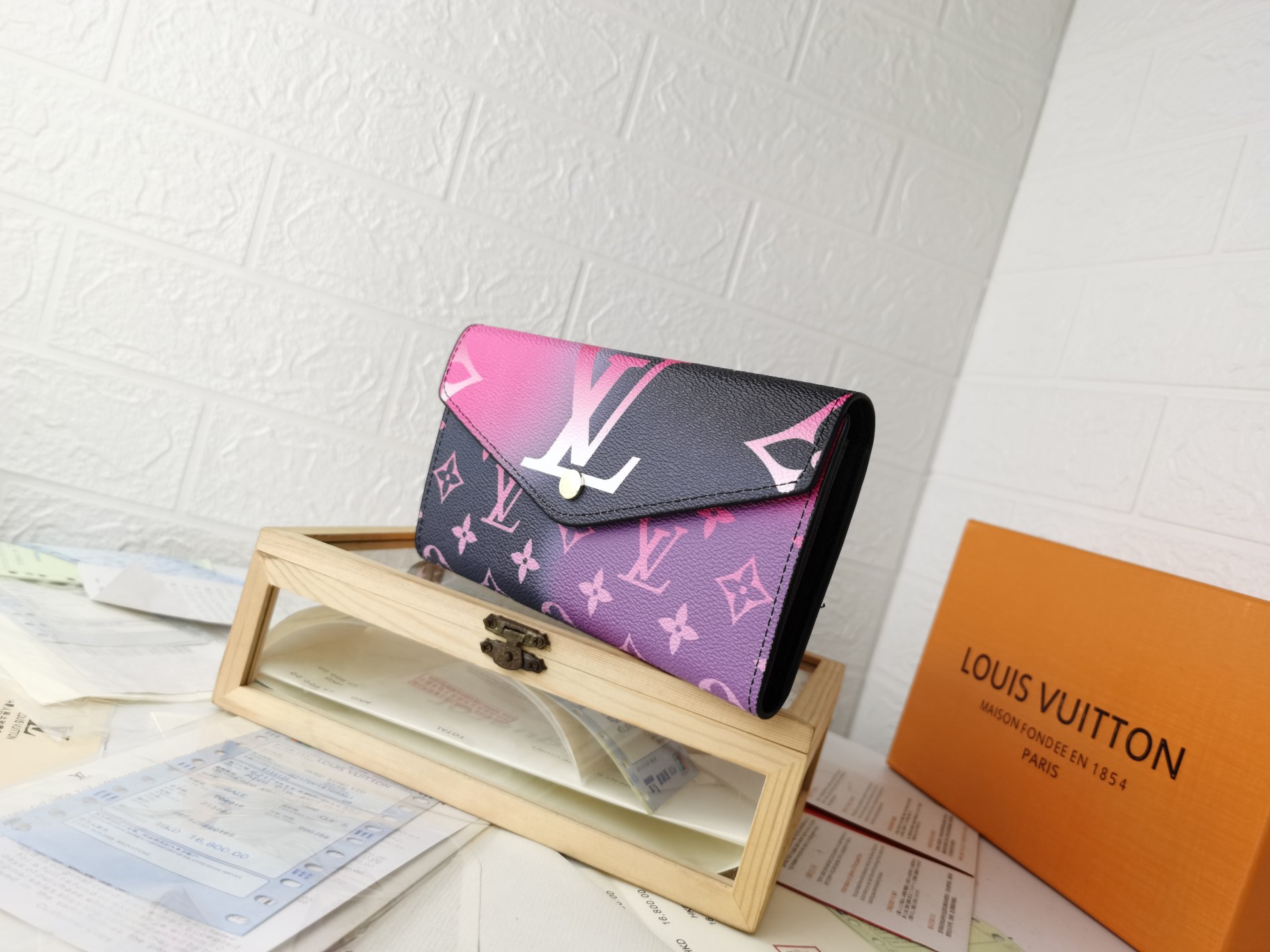 エレガントなモノグラム帆布の新作グラデーションカラー信封財布