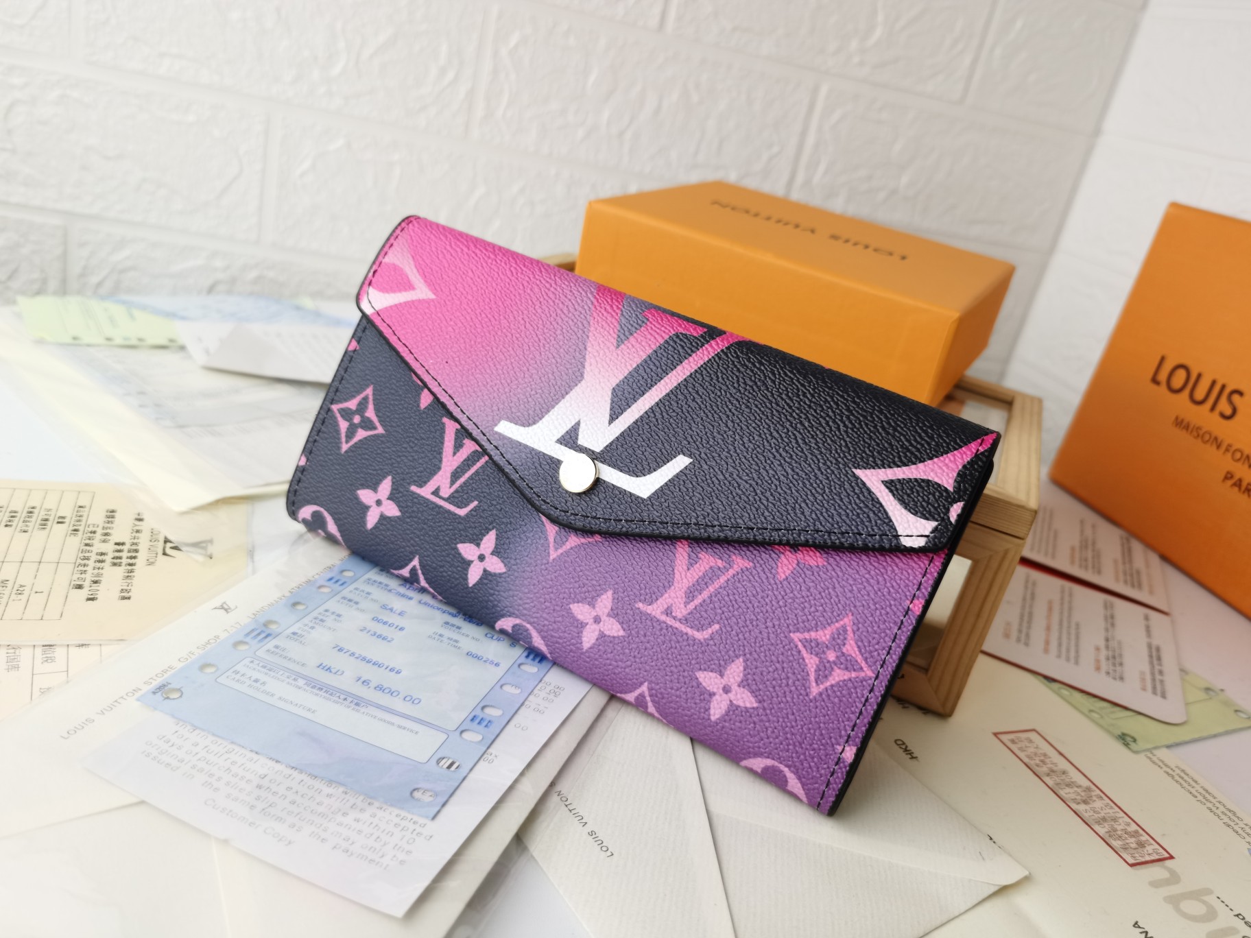 エレガントなモノグラム帆布の新作グラデーションカラー信封財布
