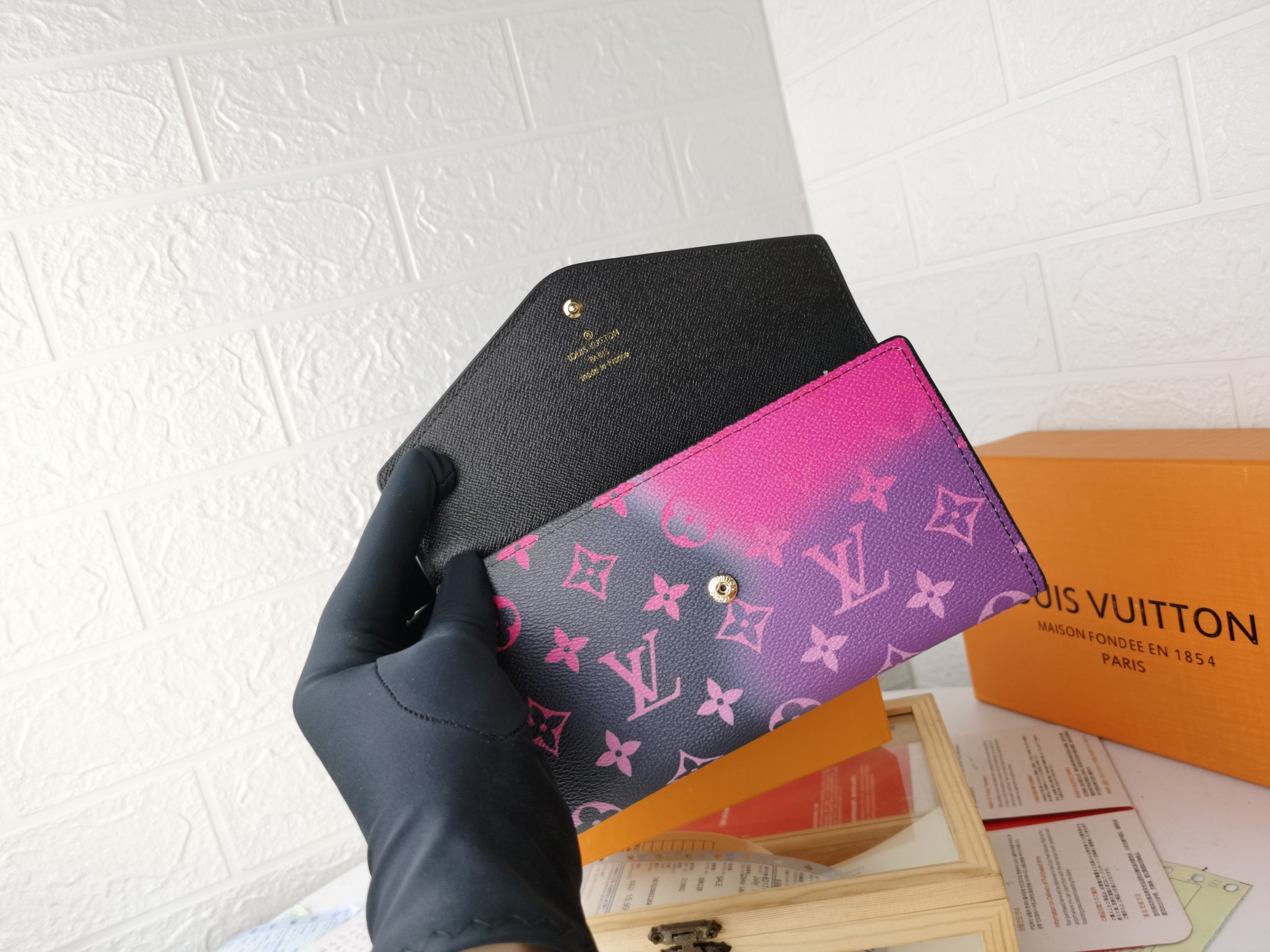 エレガントなモノグラム帆布の新作グラデーションカラー信封財布