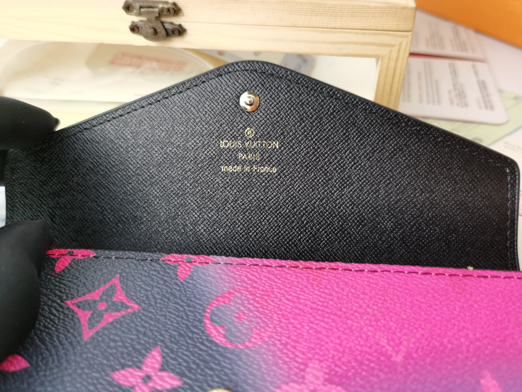 エレガントなモノグラム帆布の新作グラデーションカラー信封財布