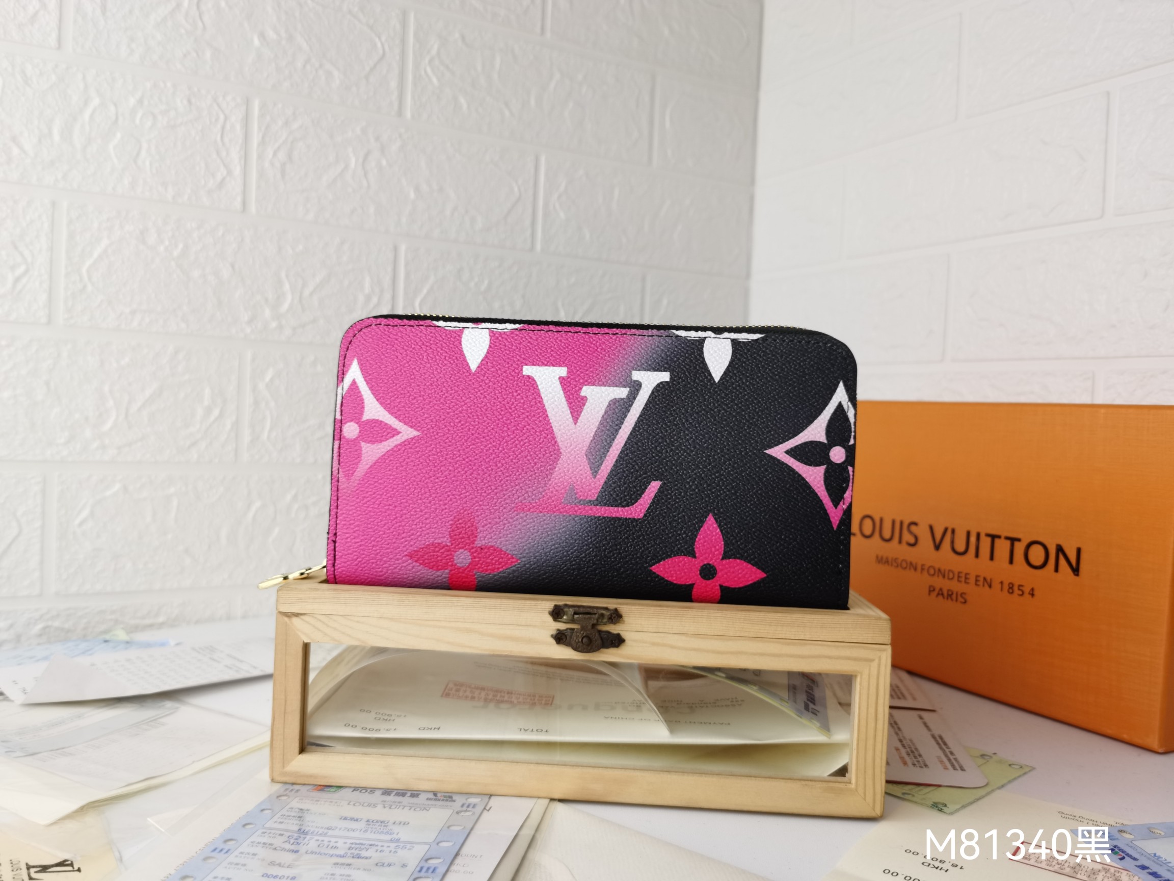 ラグジュアリーなモノグラムラウンドファスナー財布