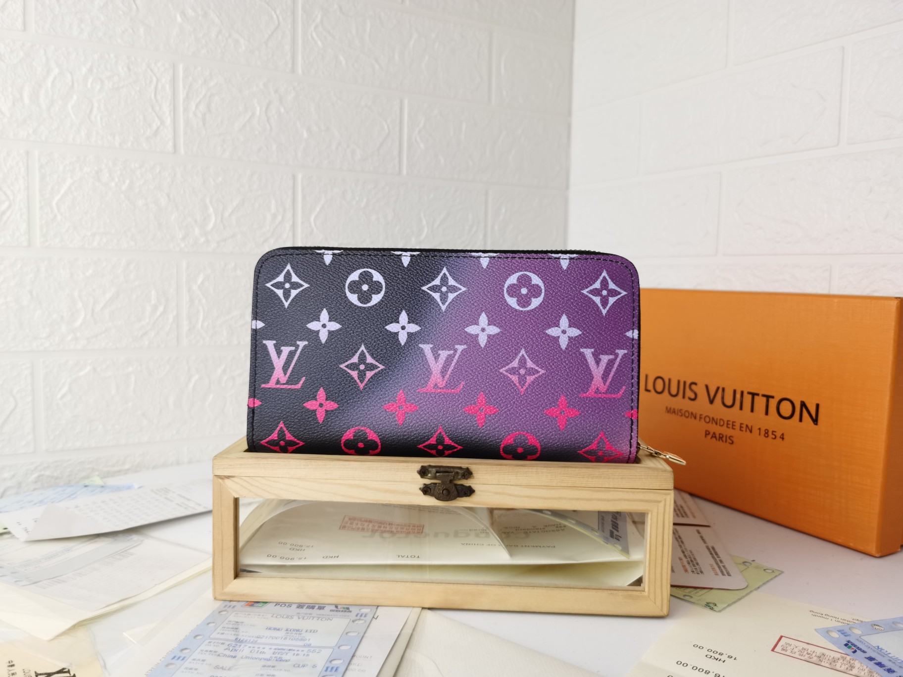 ラグジュアリーなモノグラムラウンドファスナー財布