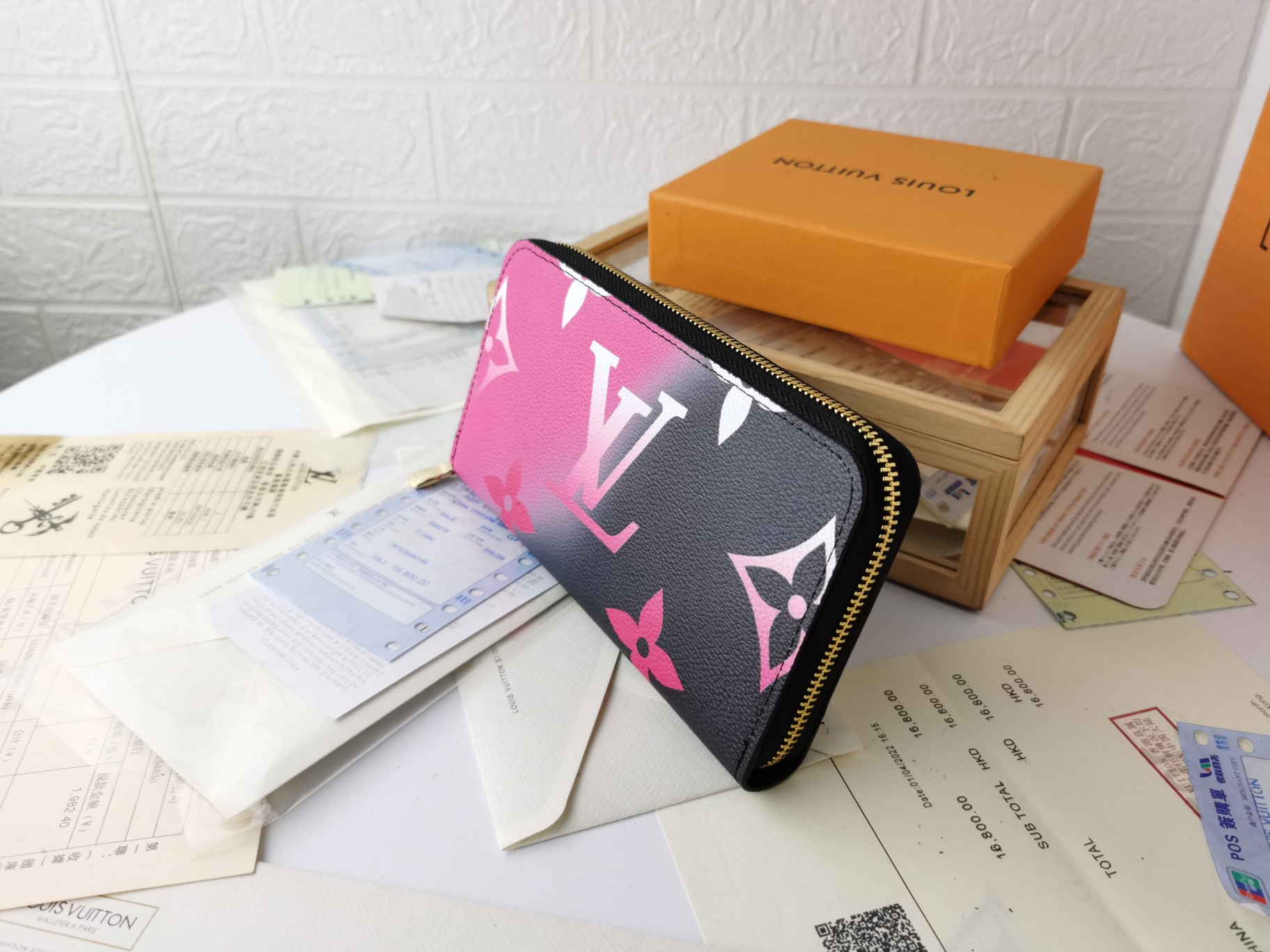 ラグジュアリーなモノグラムラウンドファスナー財布