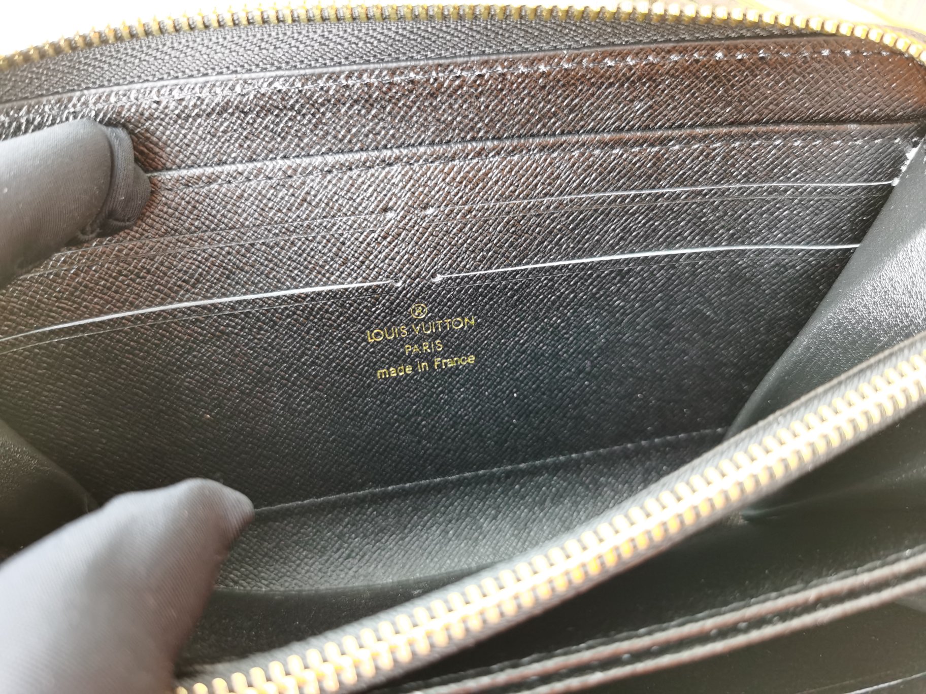 ラグジュアリーなモノグラムラウンドファスナー財布