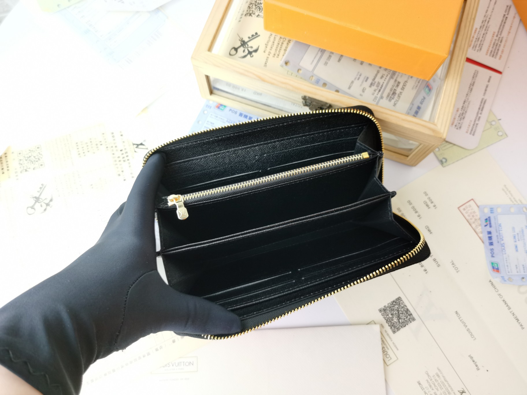 ラグジュアリーなモノグラムラウンドファスナー財布