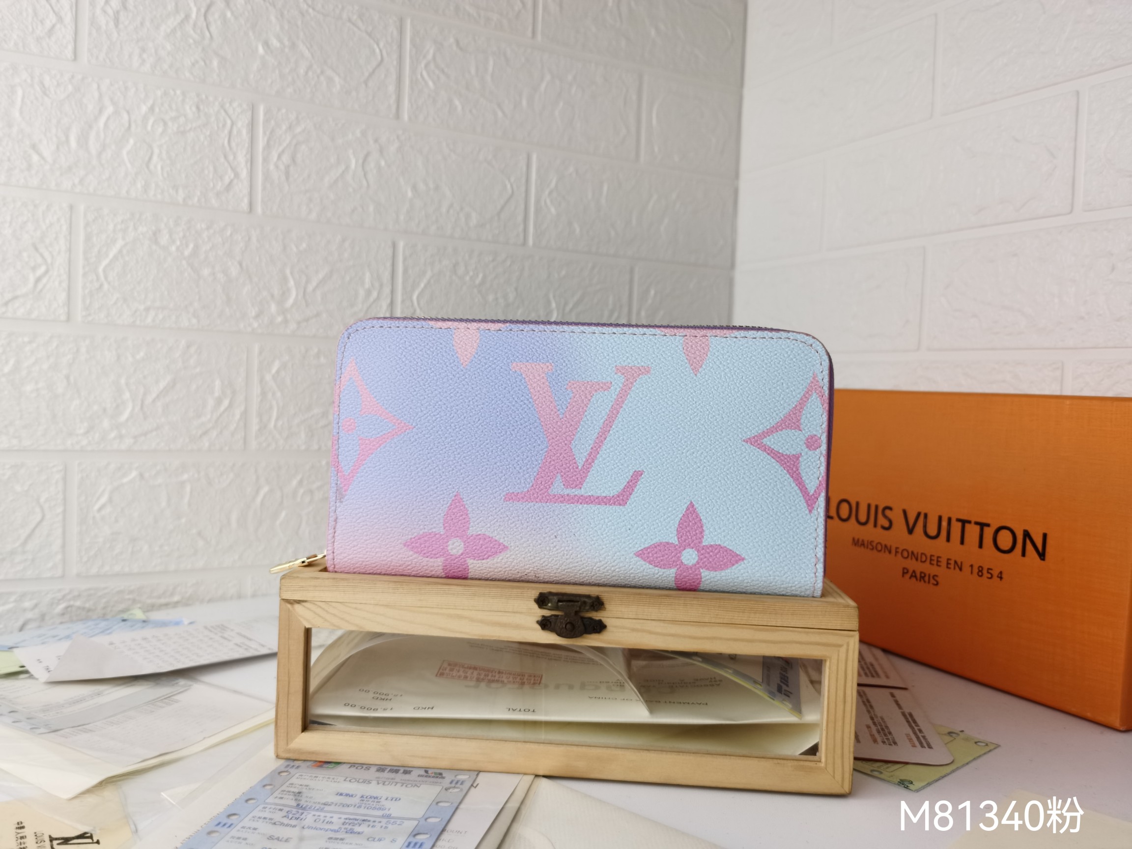 ラグジュアリーなモノグラムラウンドジップ財布