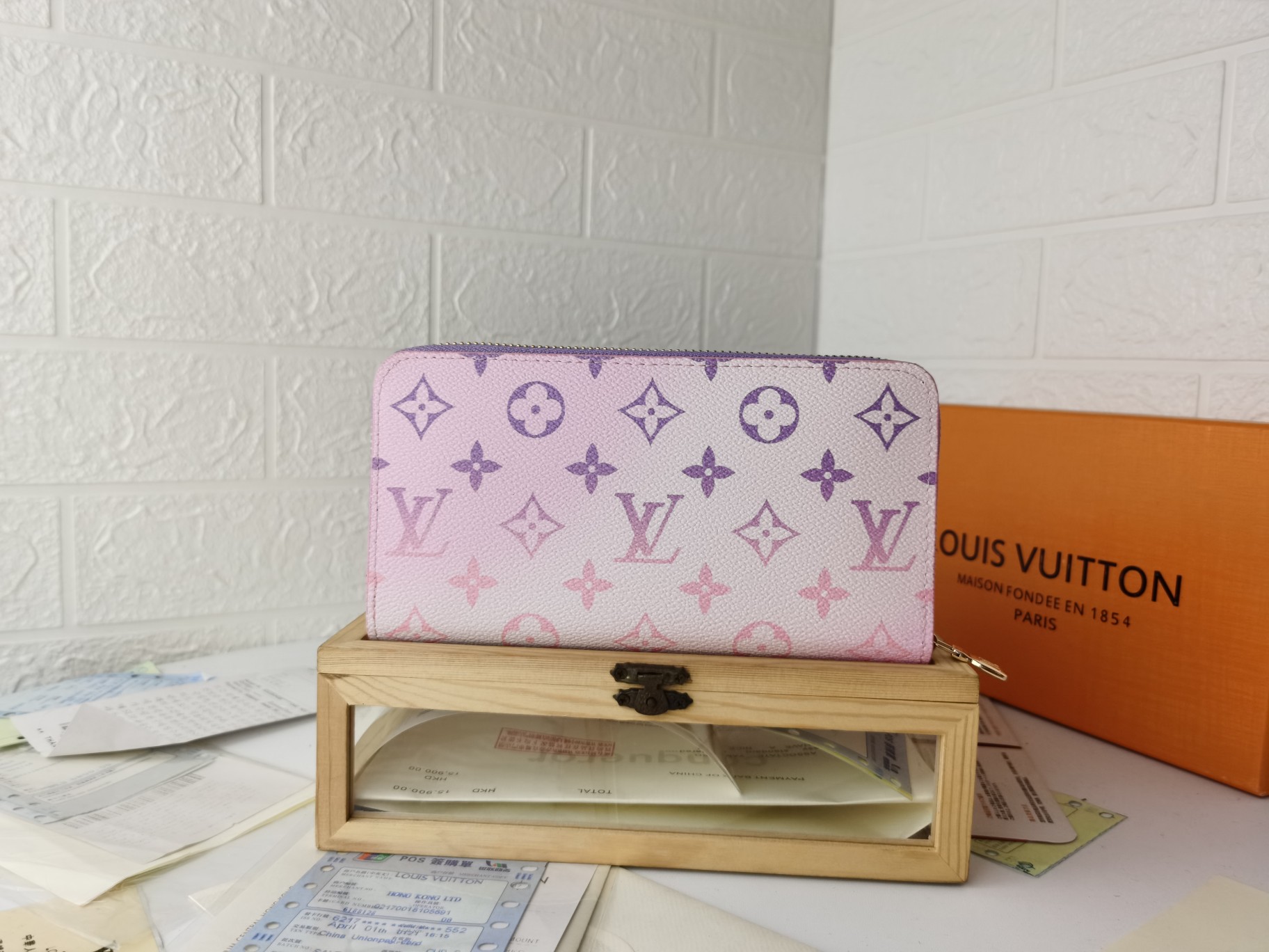 モノグラムラウンドファスナー財布 - エレガントなデザイン