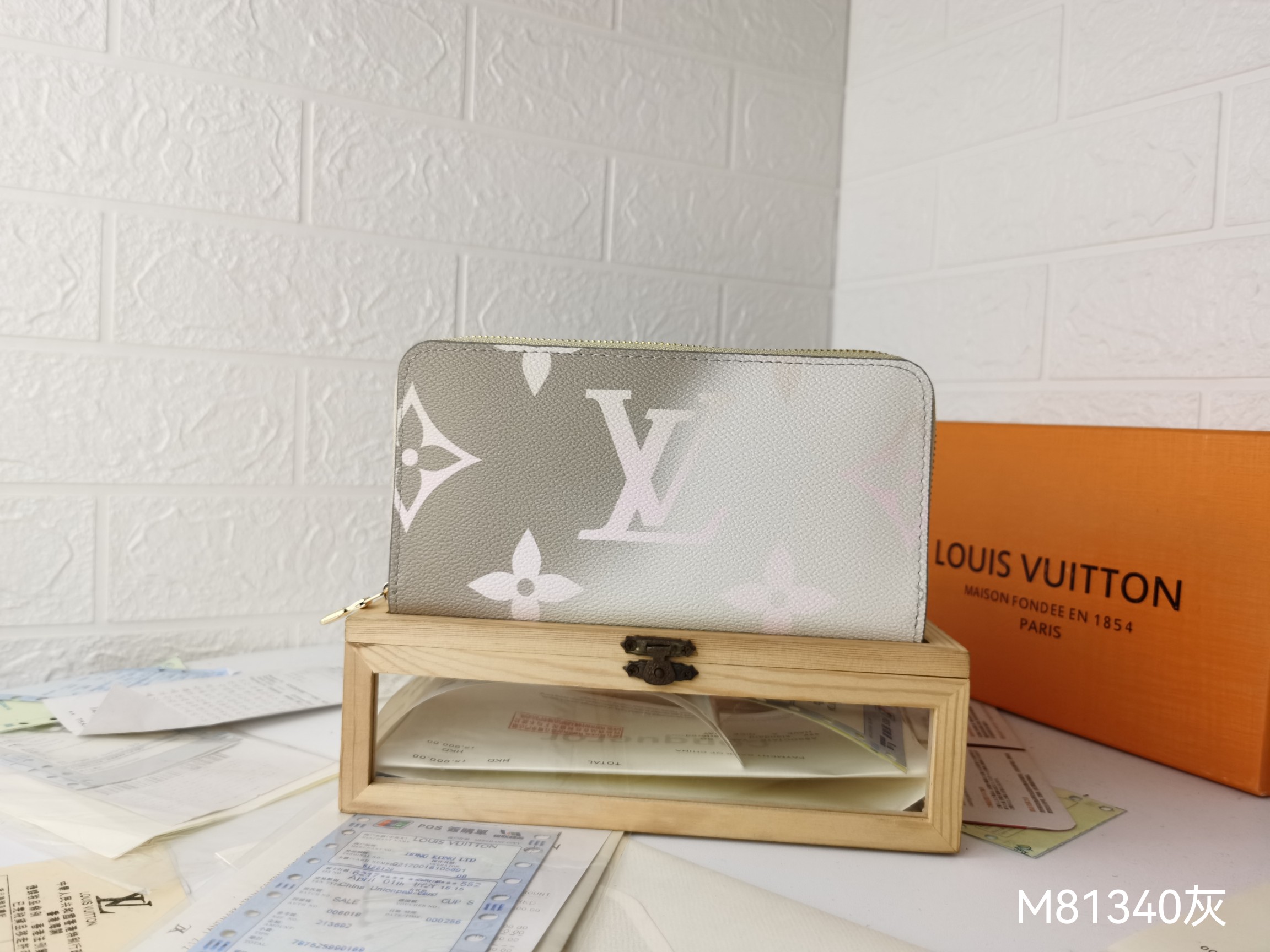 エレガントなラウンドジッパー財布 - モノグラムデザイン