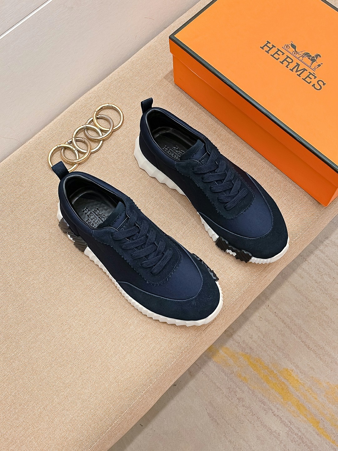 I5 高品质 Hermes 爱马仕 2022最新休闲鞋，原版版本，专柜一比一，鞋面采用进口小牛皮，羊皮内里垫脚原版防滑大底，透气舒适以质量说话，