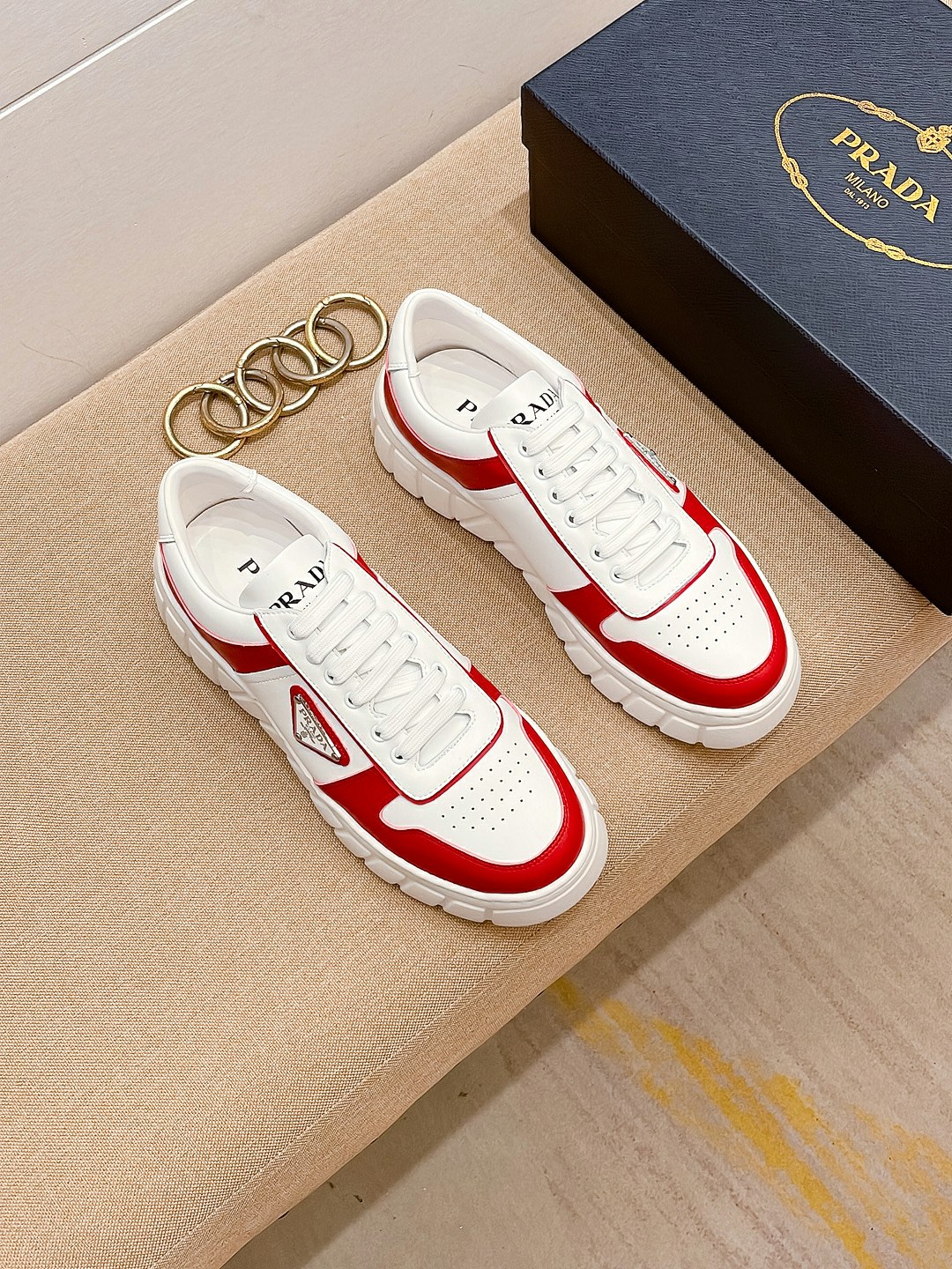 I5 爆单款PRADA普拉达 专柜休闲鞋，专柜品质，优质做工 鞋面选用牛皮面料，舒适透气内里 原版耐磨防滑软底 ，休闲时尚 高端品质