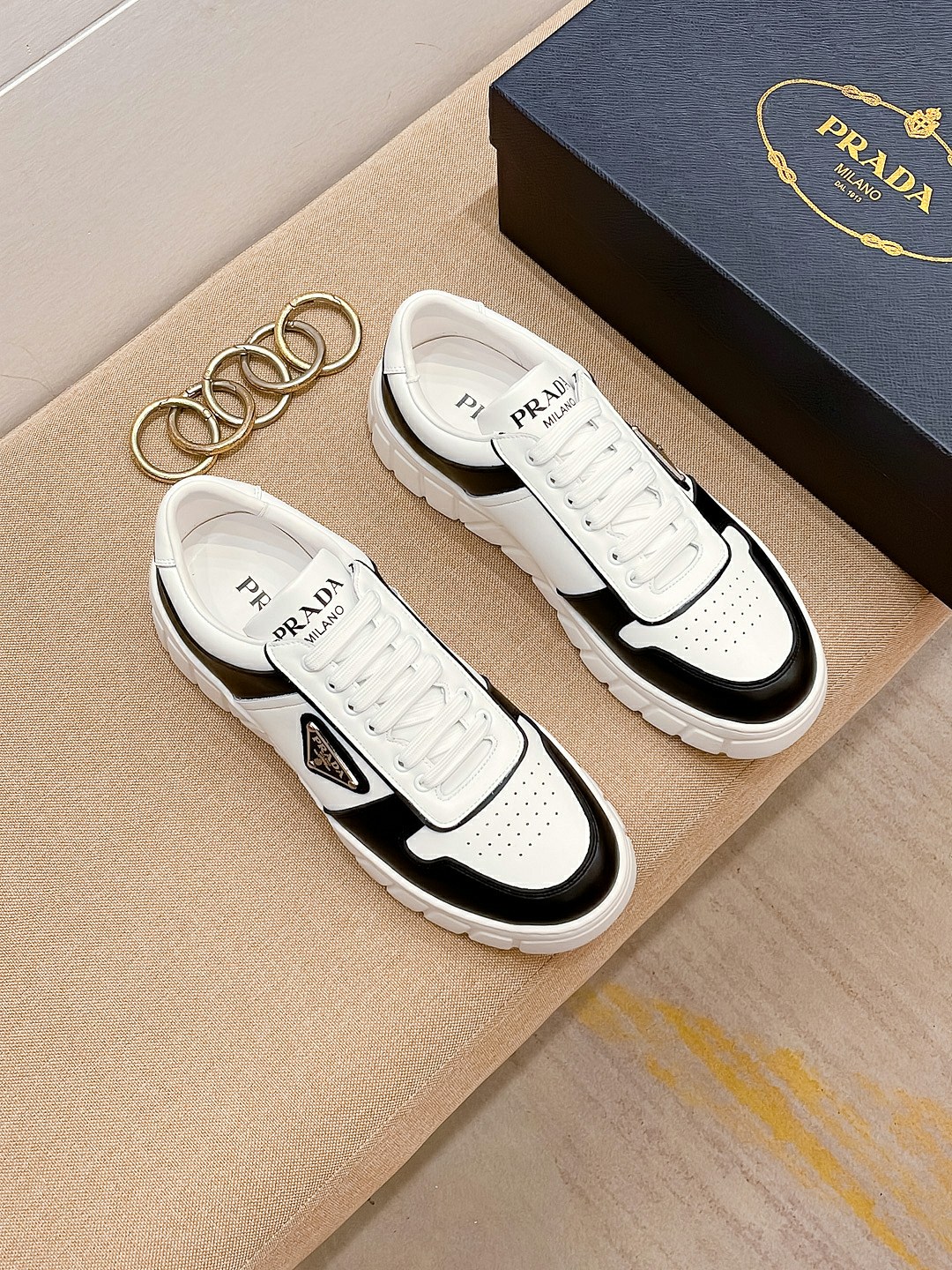 I5 爆单款PRADA普拉达 专柜休闲鞋，专柜品质，优质做工 鞋面选用牛皮面料，舒适透气内里 原版耐磨防滑软底 ，休闲时尚 高端品质