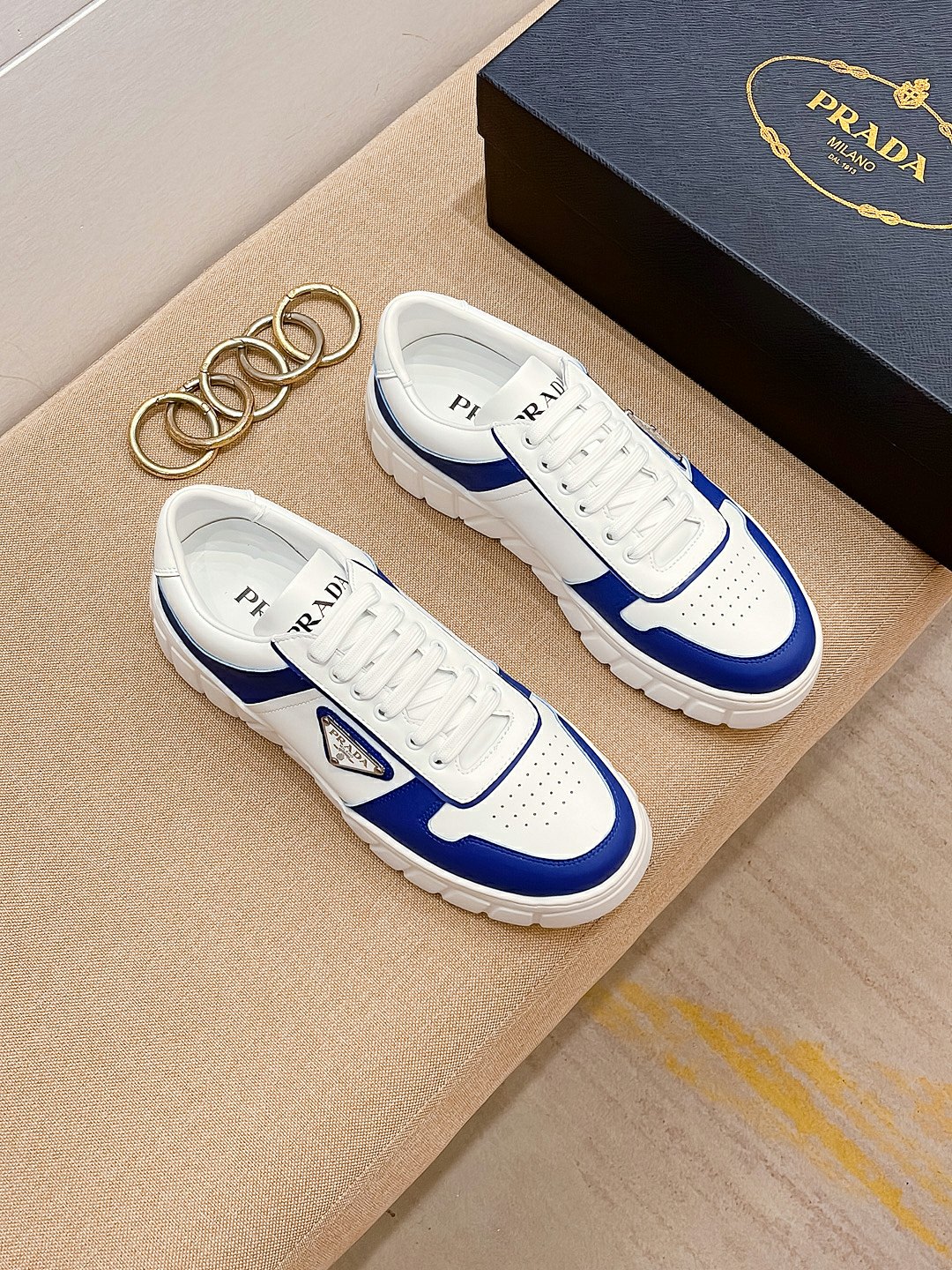 I5 爆单款PRADA普拉达 专柜休闲鞋，专柜品质，优质做工 鞋面选用牛皮面料，舒适透气内里 原版耐磨防滑软底 ，休闲时尚 高端品质 码数：38-44″},”colors”:[],”status”:0,”title”:” I5 爆单款PRADA普拉达 专柜休闲鞋，专柜品质，优质做工 鞋面选用牛皮面料，舒适透气内里 原版耐磨防滑软底 ，休闲时尚 高端品质