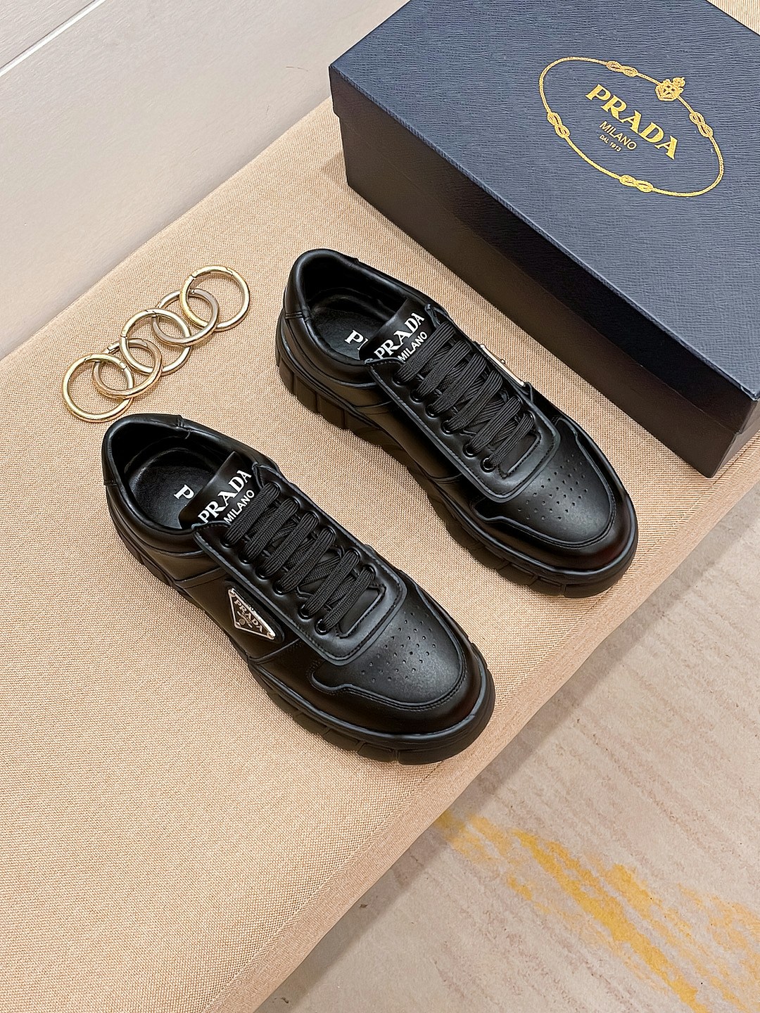 I5 爆单款PRADA普拉达 专柜休闲鞋，专柜品质，优质做工 鞋面选用牛皮面料，舒适透气内里 原版耐磨防滑软底 ，休闲时尚 高端品质
