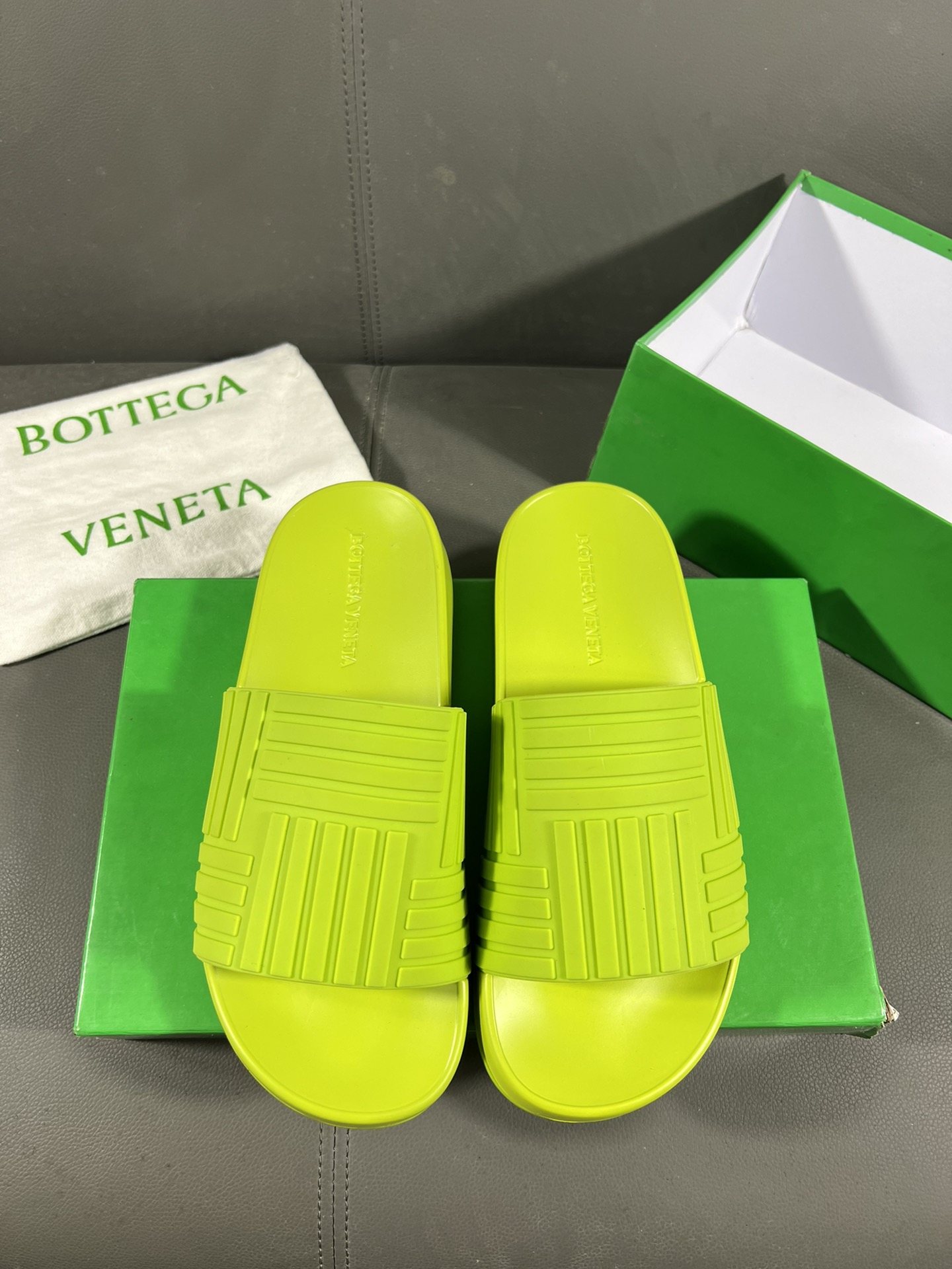 I0 Bottega Veneta 宝缇嘉潮流情侣款拖鞋上市 官网同款 专柜品质   精选橡胶面料 高档大气 性价比超高款 原版耐磨橡胶大底 做工精细 用料上层 品质看得见 鞋码:35-449⃣️色可选