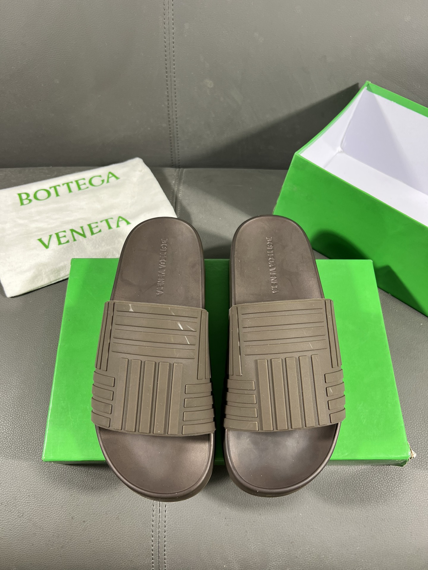 I0 Bottega Veneta 宝缇嘉潮流情侣款拖鞋上市 官网同款 专柜品质   精选橡胶面料 高档大气 性价比超高款 原版耐磨橡胶大底 做工精细 用料上层 品质看得见 鞋码:35-449⃣️色可选