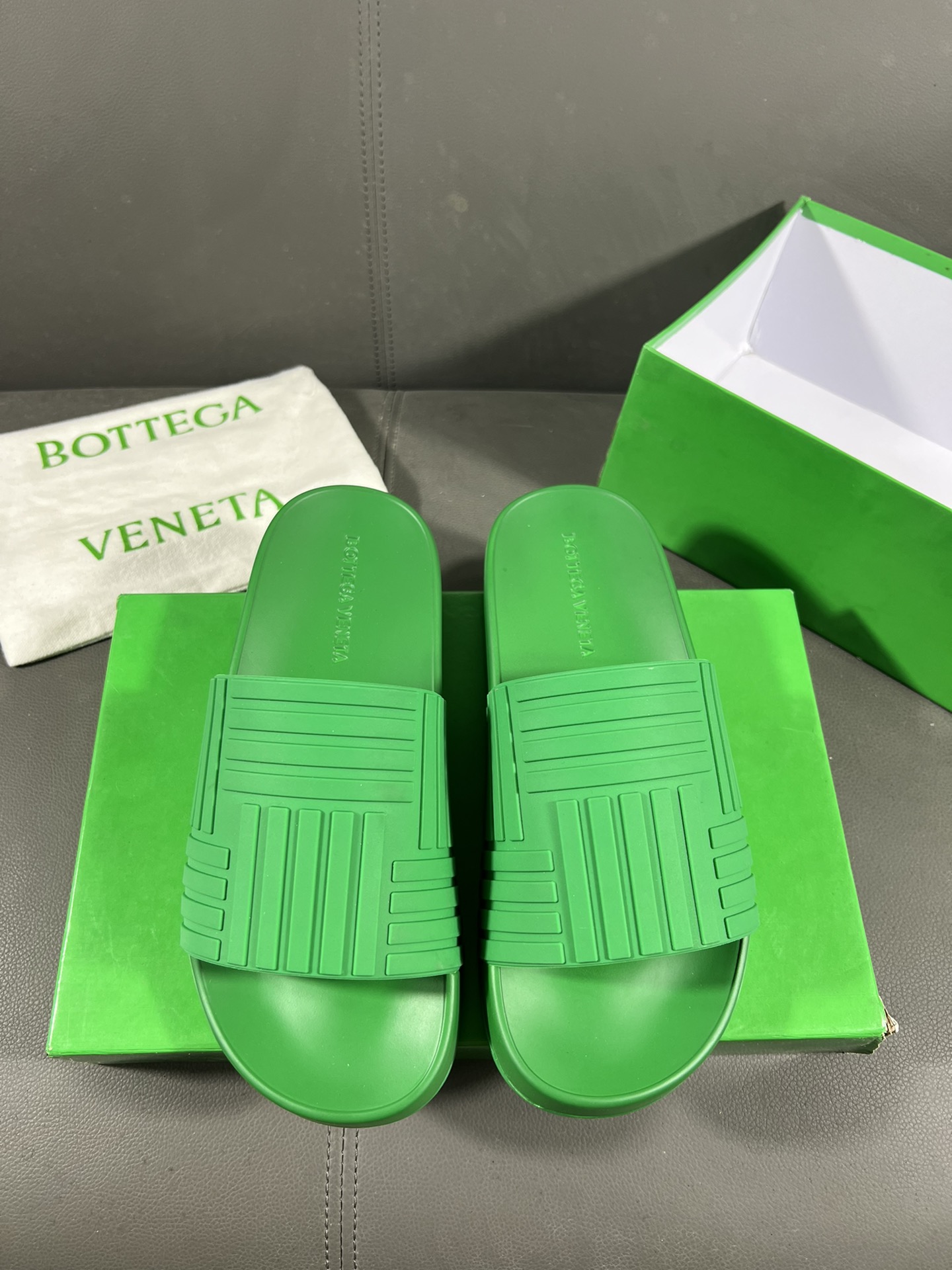 I0 Bottega Veneta 宝缇嘉潮流情侣款拖鞋上市 官网同款 专柜品质   精选橡胶面料 高档大气 性价比超高款 原版耐磨橡胶大底 做工精细 用料上层 品质看得见 鞋码:35-449⃣️色可选