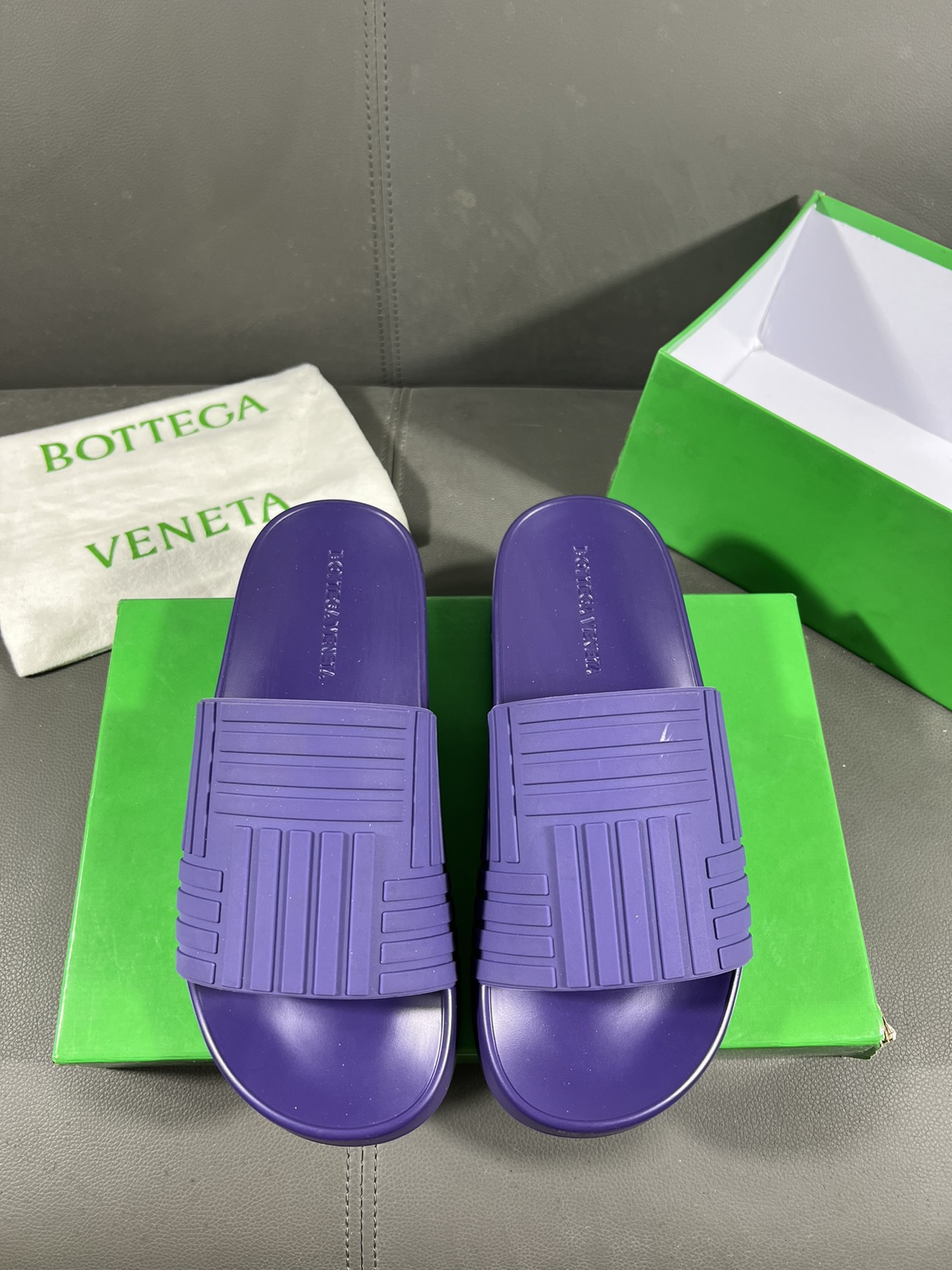 I0 Bottega Veneta 宝缇嘉潮流情侣款拖鞋上市 官网同款 专柜品质   精选橡胶面料 高档大气 性价比超高款 原版耐磨橡胶大底 做工精细 用料上层 品质看得见 鞋码:35-449⃣️色可选