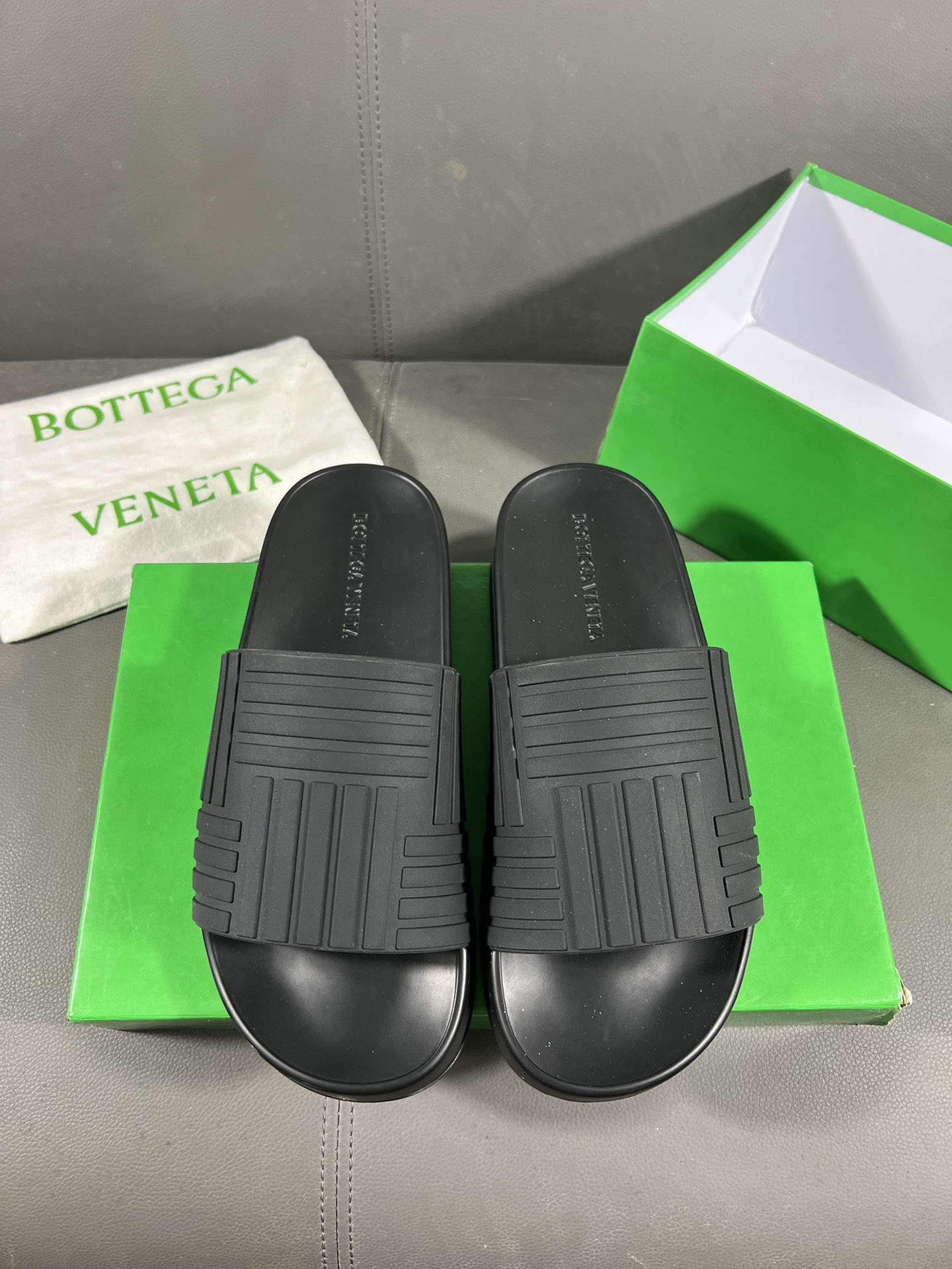 I0 Bottega Veneta 宝缇嘉潮流情侣款拖鞋上市 官网同款 专柜品质   精选橡胶面料 高档大气 性价比超高款 原版耐磨橡胶大底 做工精细 用料上层 品质看得见 鞋码:35-449⃣️色可选