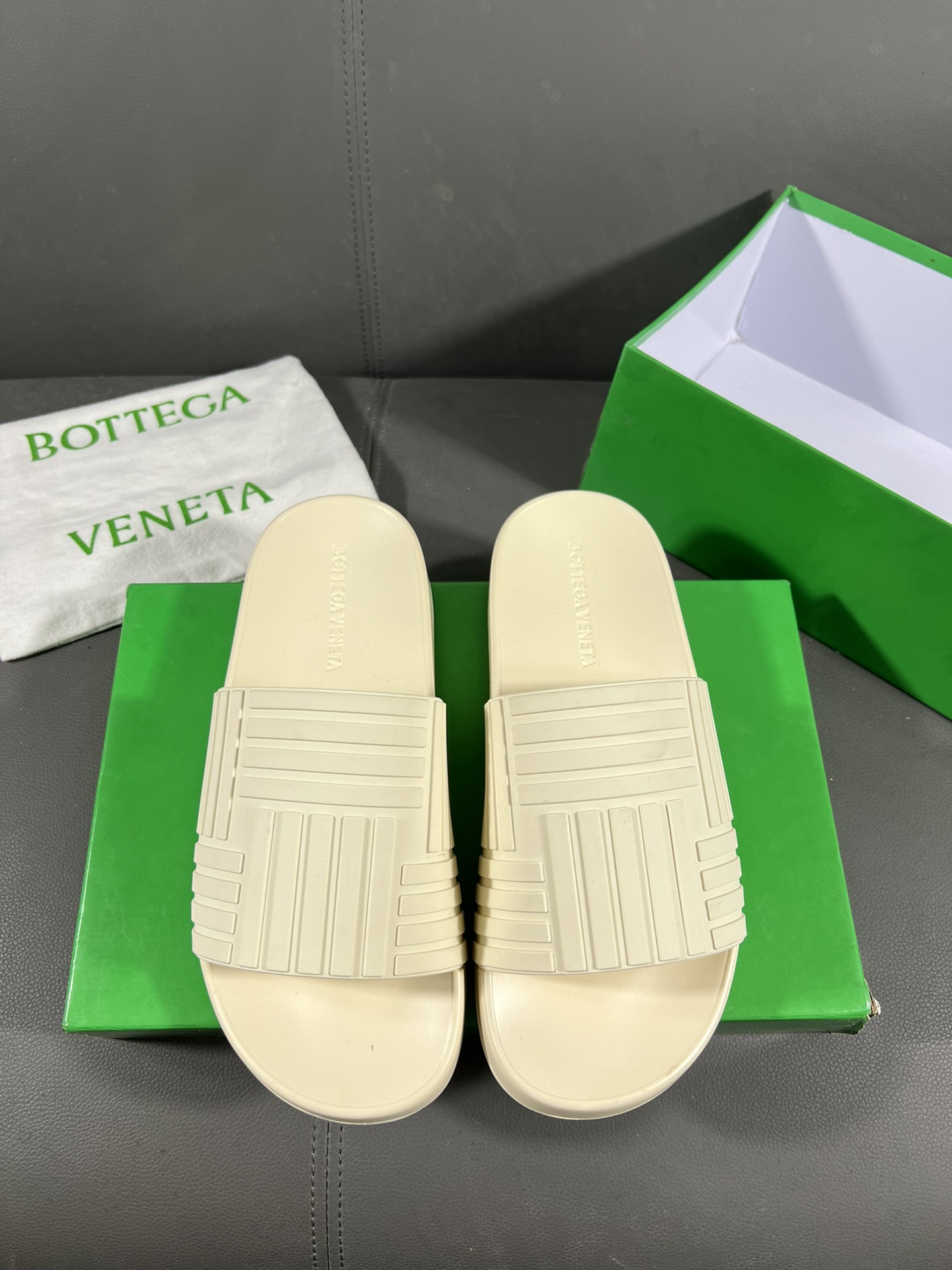 I0 Bottega Veneta 宝缇嘉潮流情侣款拖鞋上市 官网同款 专柜品质   精选橡胶面料 高档大气 性价比超高款 原版耐磨橡胶大底 做工精细 用料上层 品质看得见 鞋码:35-449⃣️色可选
