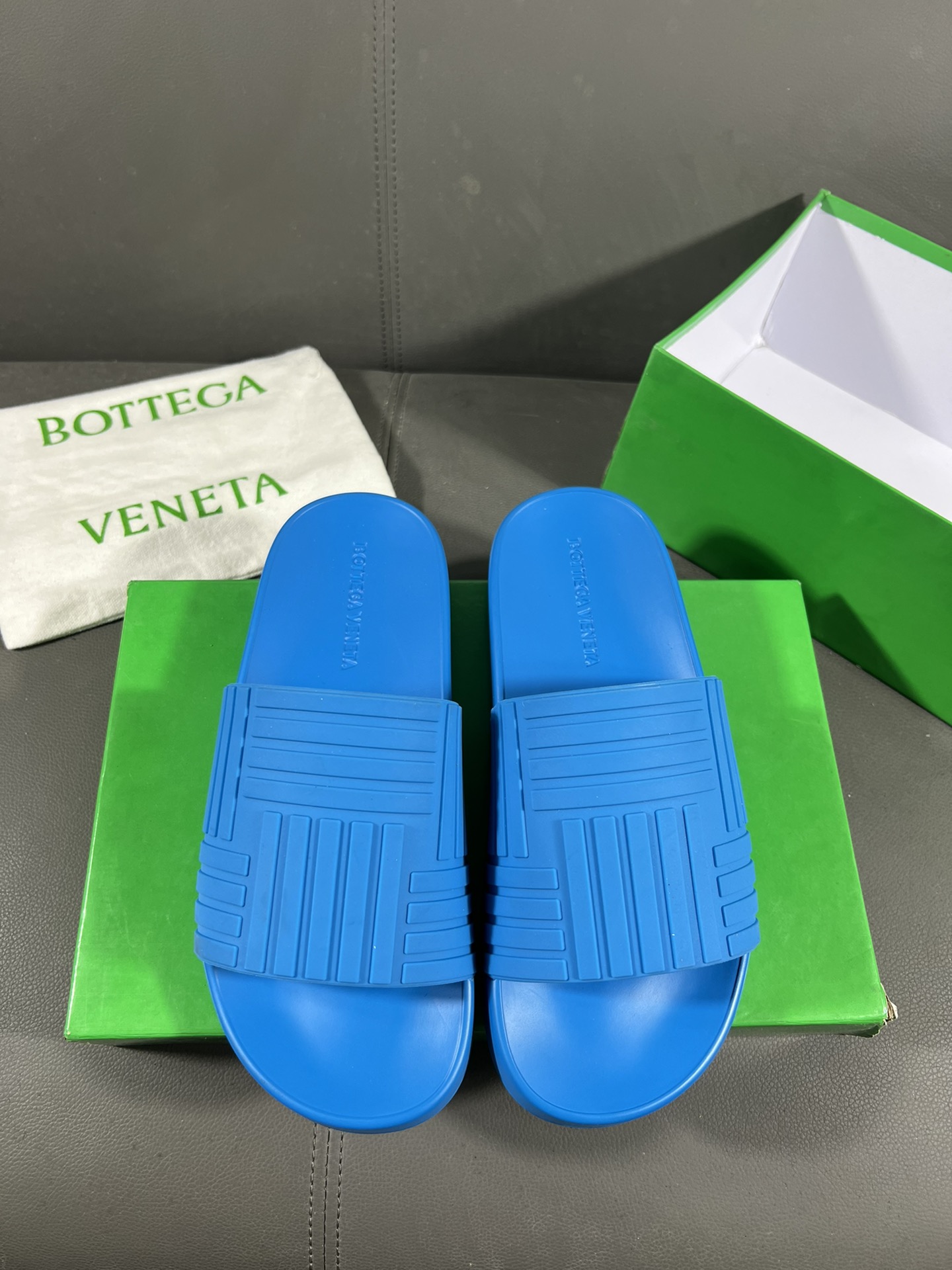 I0 Bottega Veneta 宝缇嘉潮流情侣款拖鞋上市 官网同款 专柜品质   精选橡胶面料 高档大气 性价比超高款 原版耐磨橡胶大底 做工精细 用料上层 品质看得见 鞋码:35-449⃣️色可选