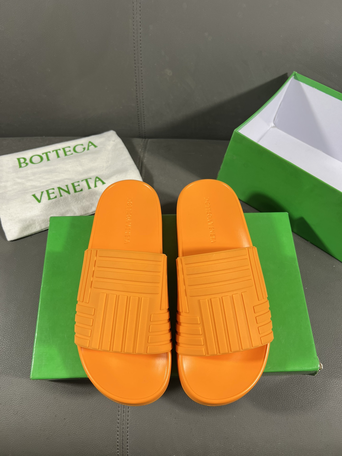 I0 Bottega Veneta 宝缇嘉潮流情侣款拖鞋上市 官网同款 专柜品质   精选橡胶面料 高档大气 性价比超高款 原版耐磨橡胶大底 做工精细 用料上层 品质看得见 鞋码:35-449⃣️色可选