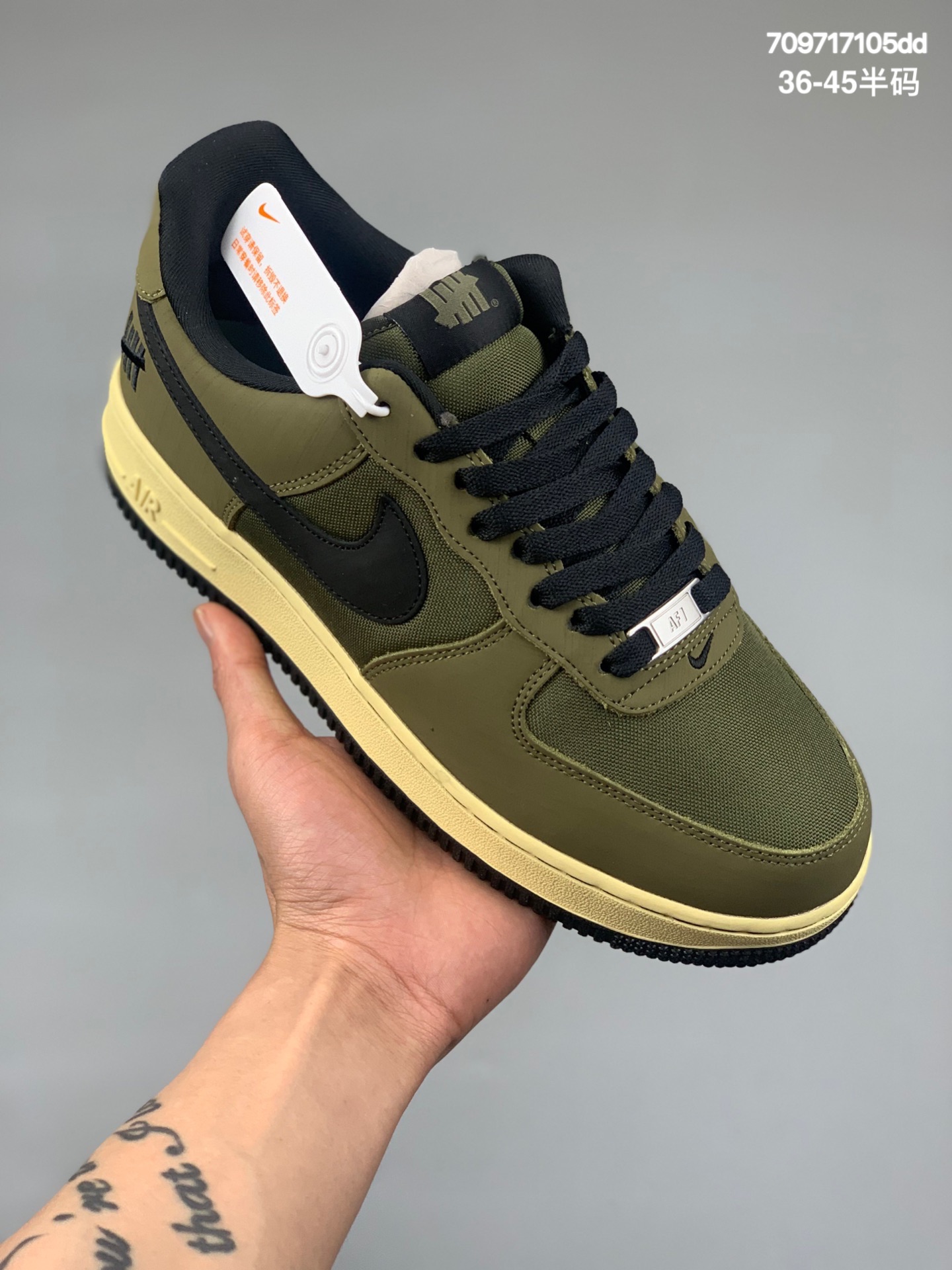 本地
Undefeated x Nike Air Force 1 Low SP ‘’Ballistic‘’ 橄榄绿 原装级别 原楦头原纸板 内置Sole全掌气垫 打造纯正空军版型 专注外贸渠道 原盒配件 原厂中底钢印、拉帮完美 官方货号：DH3064-300
Size：36 36.5 37.5 38 38.5 39 40 40.5 41 42 42.5 43 44 45
编码：709717105d