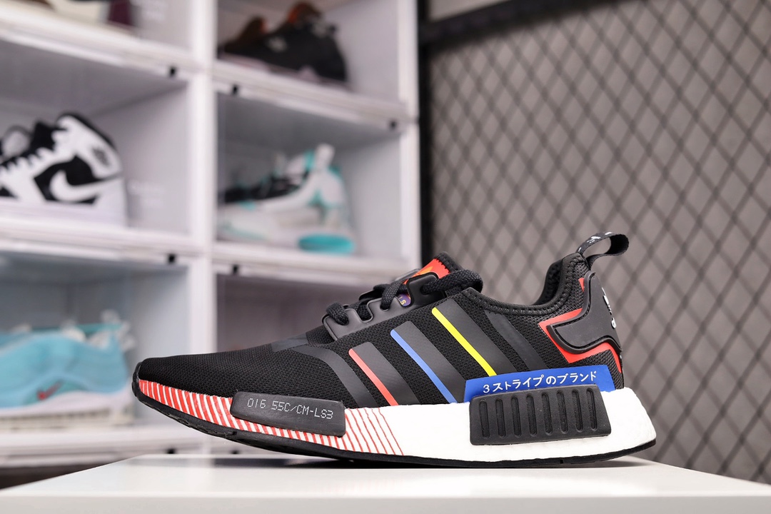 G0 NMD 日文撞色条纹竖纹 黑红色 黑白色 奥林匹克2020 adidas NMD R1 作为阿迪达斯曾经的杀手锏系列，NMD 早在 Yeezy 之前就已经火遍全球了，延续经典的 NMD R1 造型，鞋身上点缀彩色三道杠 Logo，别致时尚十足。同时竖纹涂装的 Boost 也格外醒目，尽显 adidas 的经典质感。夏季可主推