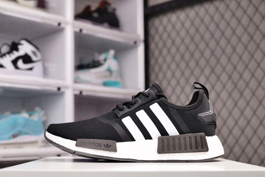 G0  Adidas Boost NMD R1 经典跑鞋系列全新配色 弹力针织鞋面 原装高弹BOOST颗粒大底 缓震性能卓越 体质轻盈且抗冲击 整双鞋子的透气性和舒适度完美
