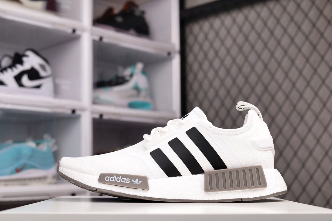 G0  Adidas Boost NMD R1 经典跑鞋系列全新配色 弹力针织鞋面 原装高弹BOOST颗粒大底 缓震性能卓越 体质轻盈且抗冲击 整双鞋子的透气性和舒适度完美