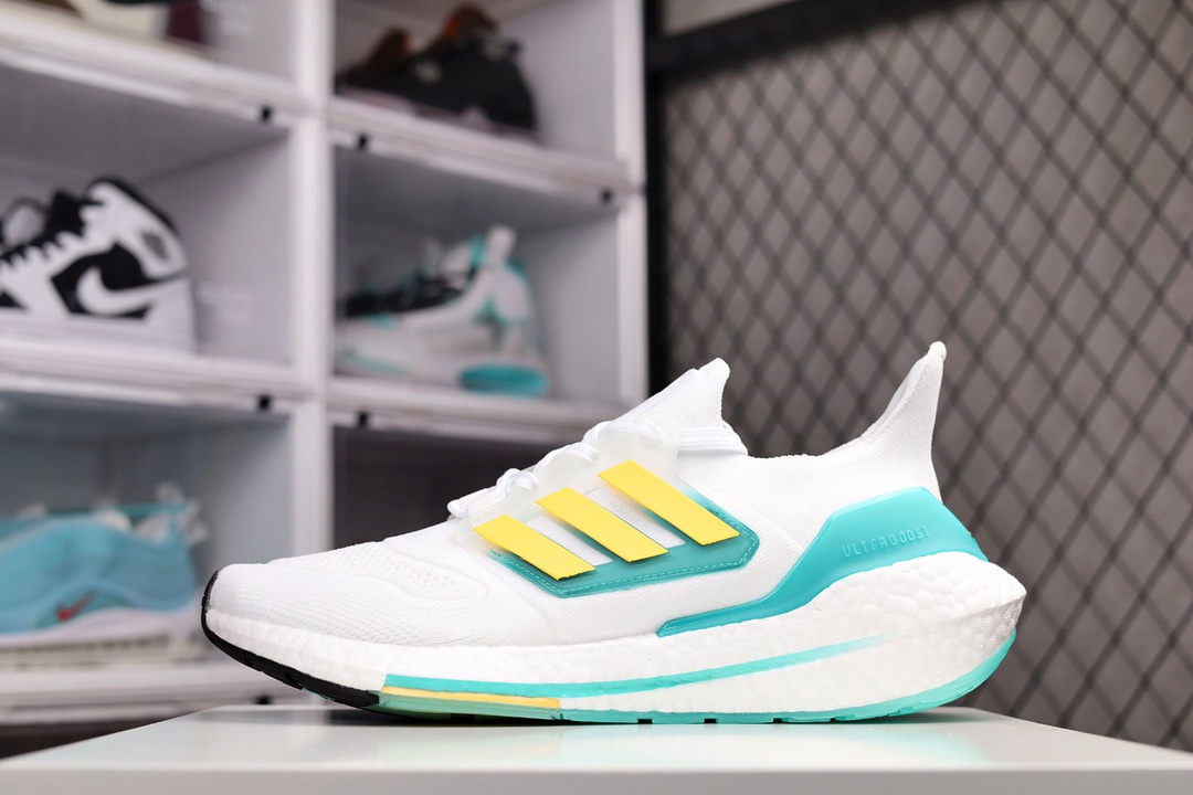 H0 公司级 UB 2022爆米花 前凸后翘”的adidas ultra boost 2020系列正式曝光，新一代的ulrtra boost 22在中底的部分添加了更多的boost材质面积，除了部分标志性的细节处外，这次更新的款式以”前凸后翘”的流线型呈现。中底的支撑片也变成了造型奇特的”U”型，鞋子设计十分有速度感。